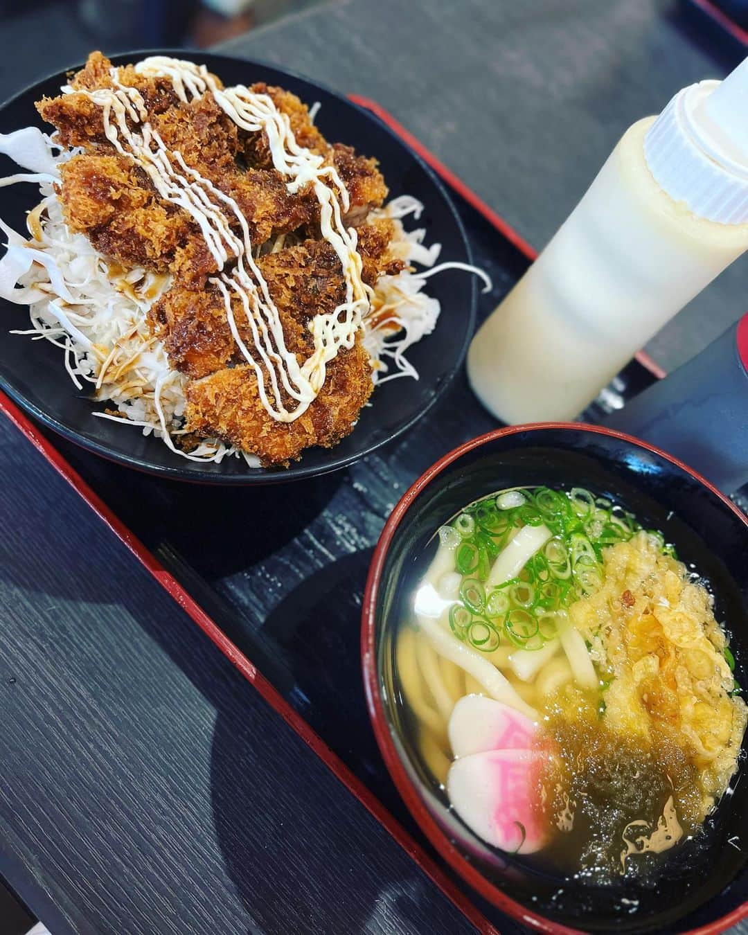 TOGGYのインスタグラム：「ランチタイムは近くのイオンで 資りました！  #資さんうどん #北九州 #チキンソースカツ丼 #ミニうどんは細麺に変更できません」