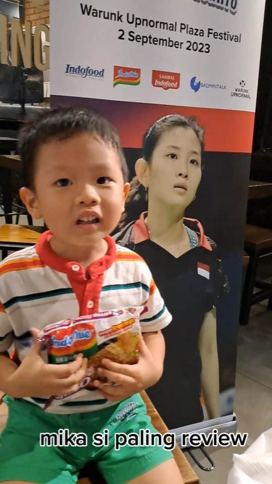 デビー・スサントのインスタグラム：「Mikha si paling review 😆  Udah cocok belom mikha jadi food blogger guys🤗  @indomie @sambalindofood @rumahindofood」