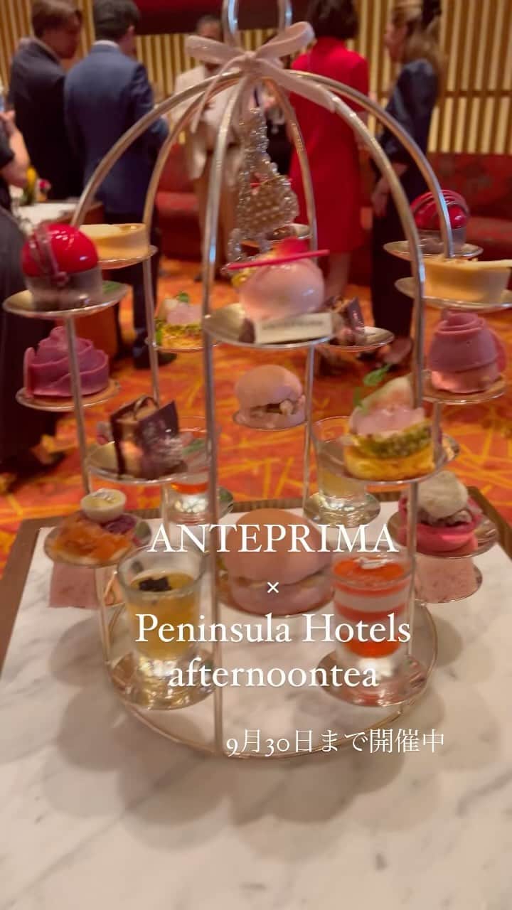 前田ゆかのインスタグラム：「パウダリーピンクで彩られたときめきの アフタヌーンティー🩷  @anteprima_japan  @thepeninsulatokyo  ザ・ペニンシュラ東京で 9月30日まで開催中🩷  荻野いづみさんが書いた LOVEをもとにアーチスト 横山奈美さんが製作したアート作品が展示されています。  遠くから写真と思って近付いてみると、目の前で見ても写真と勘違いしそうなくらいですが、、、絵なんです♥️❗️❗️  鮮明に描かれたshape of your words アートの要素も加わったアフタヌーンティー🫖 なんておしゃれでカッコいいの！  ぜひ目の前で リアルを感じて  ヌン活と共に堪能してください。  セイボリーとスイーツのバランスの良さは 笑顔溢れて心満たされます✨  ご褒美にステキなひとときを🩷  会場では @rikaco_official  RIKAKOさんにも お会い出来ました❤︎❤︎❤︎  一緒に行った　@27.allen_miho  MIHOちゃんのファッションと私のジャケット が　@lovegiveslove_ecru  のもの！  偶然が重なり、 お会い出来て喜びが込み上げました❤︎  #アンテプリマ #anteprima #アフタヌーンティー #アンテプリマコラボ #ペニンシュラ東京  #peninsulahotels #ヌン活  #スイーツ #美味しい」