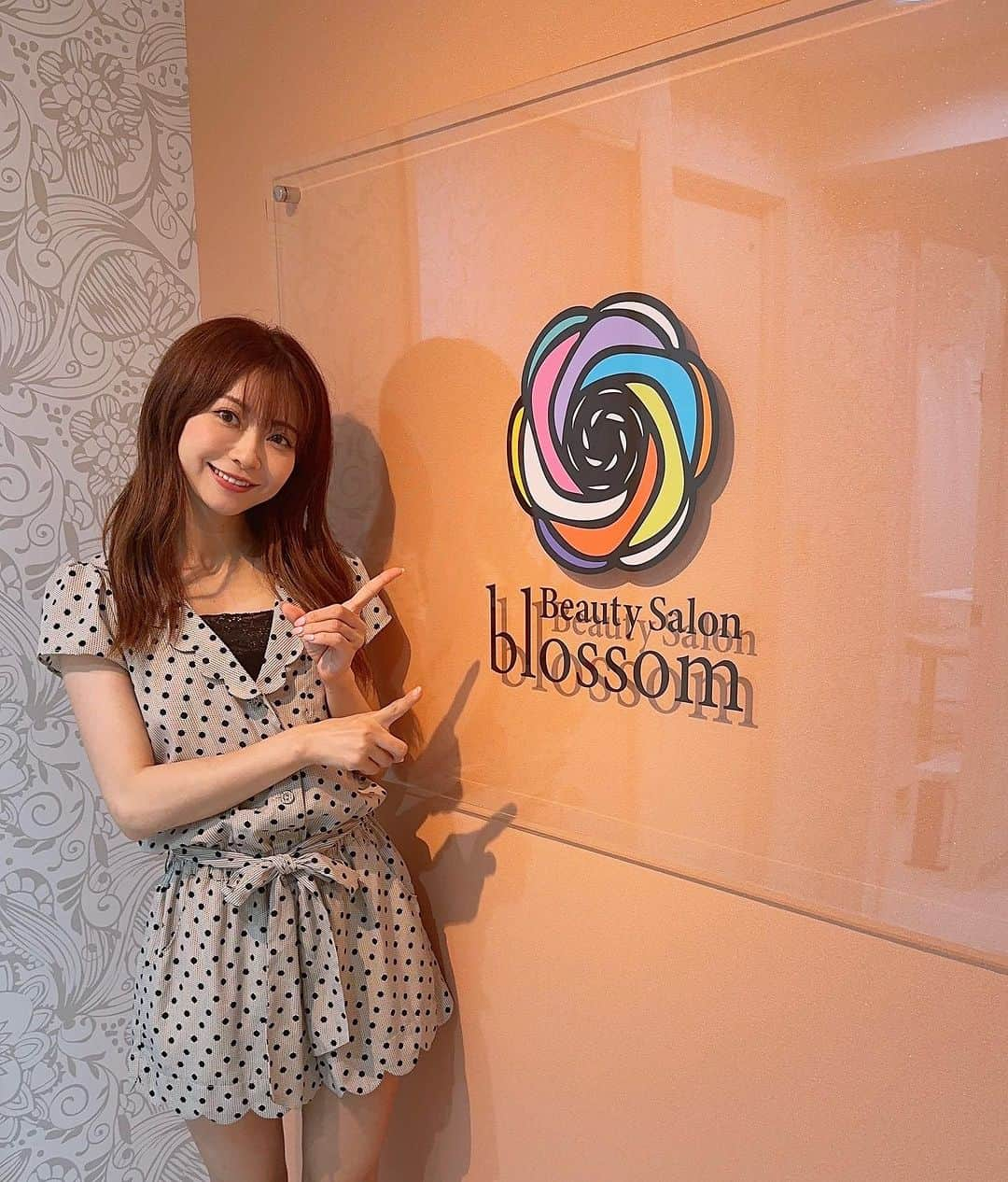 折原みかのインスタグラム：「『理想の美バストをめざして…♡』Beauty Salon blossomさんへおじゃましましたら育乳エステの概念がガラッと変わりました〜✨🥹  以前行ったことがある育乳エステは、とにかく痛い💦痛すぎてがまんの1時間だった記憶があり…今回も実はその覚悟で行ったんです…  が。なんか思ってたんと違うー‼️ めちゃくちゃ癒しの時間を過ごしてまいりました☺️  まずは背中からリンパマッサージ→二の腕&バスト周りをハンドマッサージ→胸周り全体へRF光照射→拭き取り →バストクリームを塗布→下着の付け方レクチャー  といった流れだったのですが、施術してくれたお姉さんがとっても優しい♡ 丁寧！お上手！お話し得意！  しっかり筋膜剥がしていくんだけど、触ったら痛いところはわかるのでとおっしゃってくださり、こちらから言わなくても痛いところの部分だけは時間をかけて丁寧にリンパを流しながら剥がしてくれたんです😳こんなふうに出来るものだったのですね！？と、目から鱗で🐟 『必要以上に痛くする必要ないんですよ☺️』と、教えてくださり育乳エステの概念がガラッと変わりました✨🥹 うとうと眠くなるくらい気持ちよかったし、痛みを我慢する必要がなくて身体にも力が入らないので？？ほぐれるのが早かったみたい 今まであまり効果わからないかも？って思ってたバスト周りのマッサージだけでも1回で充分な効果が目に見えてわかりました✨すごぉい👏技術って大事ね！  なので、痩せ身の私の身体でも、背中から、脇下から、腕から、お肉持ってこれました😆わぁーい さらに光を当ててクーパー靭帯強化してもらい終了後 同じブラジャーなのに、断然お胸がふっくらして〝左右差がなくなった〟ので驚きました。  とても嬉しいです♡♡♡  酵素ドリンクも提供してくださりました。ごちそうさまでした🙏✨  ※写真はお店のHPからお借りしましたイメージです  お姉さんに色々とアドバイスもしていただいたので、普段の生活でも気をつけたいことが沢山できました❣️ みなさんにも自信をもっておすすめできるエステサロンさんでしたので ⬇️一つでも当てはまる方はぜひ行ってみてくださいね  ・大きさにお悩みの方 ・デコルテ部分が気になる ・左右差 ・下垂 ・離れバスト ・産後ケア ・ハリ、弾力が欲しい方 ・1回でも効果が欲しい ・バストのお悩みがある ・バストアップしたい  ちなみに私は☝️ほぼ全部当てはまるんよ〜🤔🤔🤔笑  🚃最寄駅	JR中央線　国立駅 🏣住所	　　東京都国立中1丁目8-2 柳田ビル4階 ストーリーにリンク貼りますね♡  #Beauty Salon blossom #バスト #光豊胸 #ふわふわバスト#国立エステ　#育乳　#痛くない育乳　#理想の美バスト　#酵素ドリンク　#リンパマッサージ  #育乳エステ　#エステサロン　#きれいになりたい人と繋がりたい」