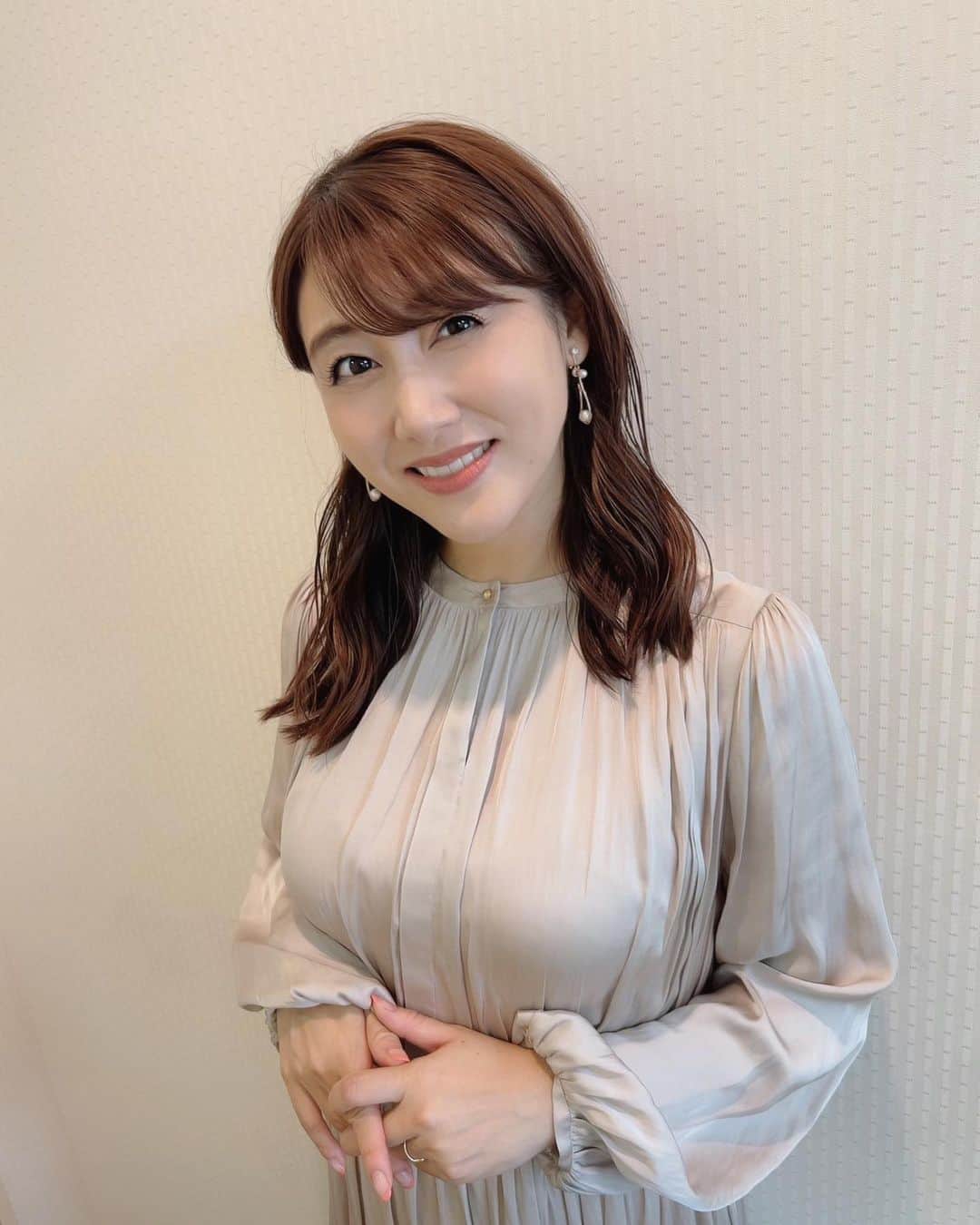 のインスタグラム：「今日は、 日本テレビ「Day Day.」の生放送にお邪魔しました☺️✨  ワンピース @lounie_jp パンプス @dianashoespress イヤリング @abiste_official  #衣装 #ワンピース #👗 #月曜日 #雨で蒸し蒸ししますね💦 #午後も皆さん頑張りましょう✨」