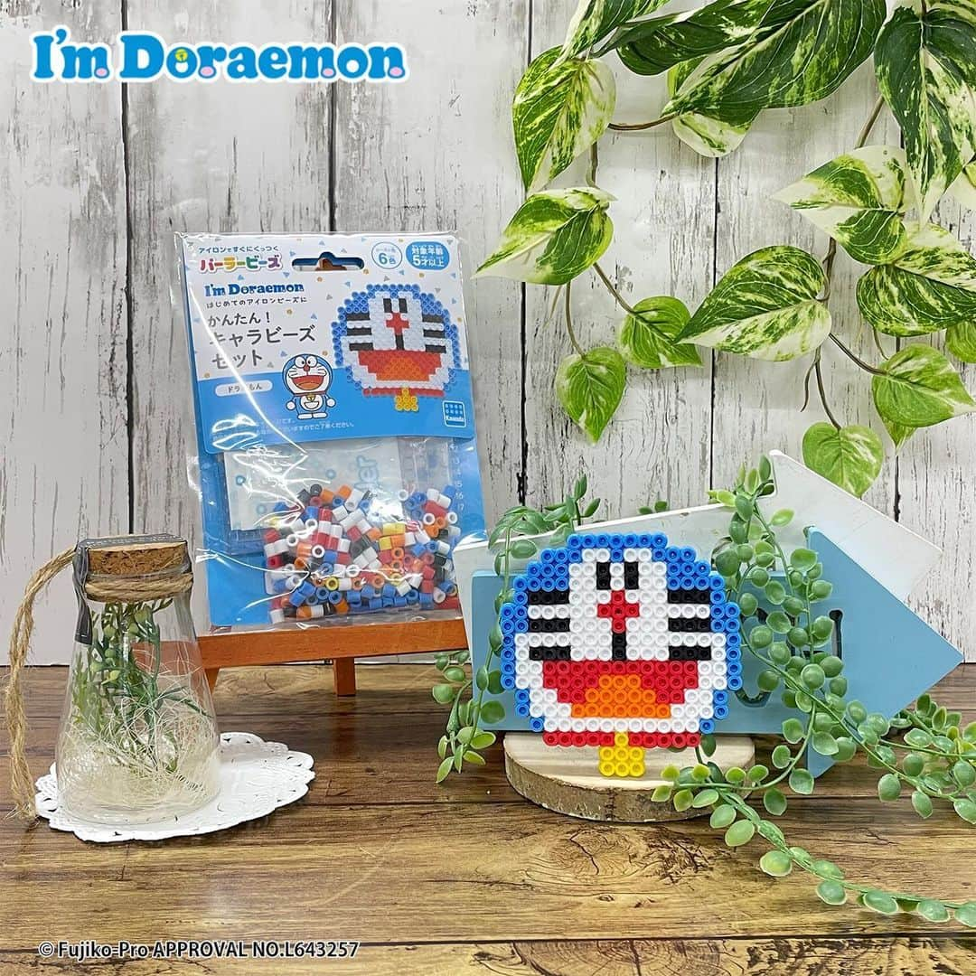 PerlerbeadsJP（パーラービーズ）のインスタグラム：「🍀好評発売中🍀 はじめてのパーラービーズにぴったり🌈✨ 気軽に楽しめるオールインワンセット🌟  原寸大の図案がとっても便利👍✨ このセットだけで可愛いドラえもんが簡単に作れちゃいますよ😆  そしてなんと‼️ 新プレートの「とうめいプレート（つながるしかく S）」は、通常の「しかく S」サイズよりも一回り大きく、プレートどうしをつなげることも出来るのでプレートを集めて大きな作品を作れます😆🎉  ぜひチェックしてくださいね🌻  「パーラービーズ かんたん！キャラビーズセット ドラえもん」 対象年齢5才以上 価格638円（税抜580円） 【セット内容】ミックスビーズ、とうめいプレート（つながるしかくS）×1、アイロンペーパー×1、ビーズ図案×1（パッケージ台紙裏面） ……………………………………………………………… #おうち遊び #室内遊び #指先遊び #色遊び #季節の製作 #夏の製作 #製作遊び #休日の過ごし方 #ハンドメイド初心者 #雨の日の過ごし方 #雨の日の遊び #子どもとの暮らし #子どものいる暮らし #おうち時間 #アイロンビーズ #ironbeads #perlerbeads #パーラービーズ #beadart #ドラえもん #doraemon #アイムドラえもん @kawadatoys_official」