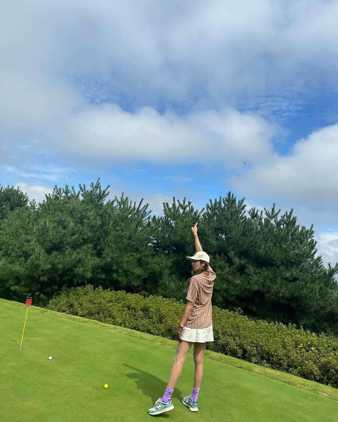 ソン・ダムビのインスタグラム：「🤞🏻🏌🏻‍♀️🤗」