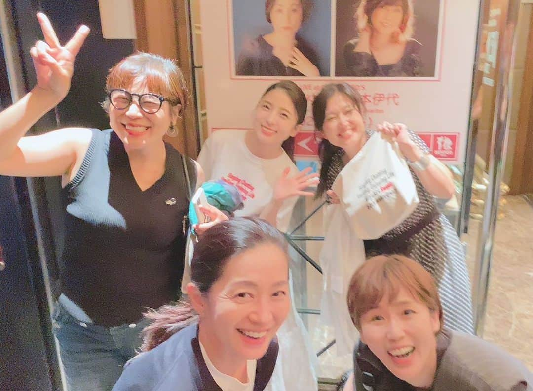 松井絵里奈さんのインスタグラム写真 - (松井絵里奈Instagram)「香坂みゆきさんと 松本伊代さんのLIVEへ💓  チームなないろ日和のみなさんと〜🥰🥹  生バンドのエネルギーと 香坂みゆきさんと 松本伊代さんのパワフルさ。  LIVEが終わってほしくないってくらい楽しい幸せな時間でした🥹😭❤️  昭和の歌って、いつの時代聴いてもグッときますよね〜🫶  みんなが一体化する LIVEって本当にいいーーー‼︎‼︎  あはぁ…まだ浸っています✨  · · • • • ✤ • • • · · #香坂みゆき さん #松本伊代 さん #なんでこんなに可愛いの #めちゃくちゃパワフル #素敵な先輩 #なないろ日和 #ケントス銀座 #生バンドがいい #LIVE #感謝 #❤️」9月4日 12時42分 - erina74xx