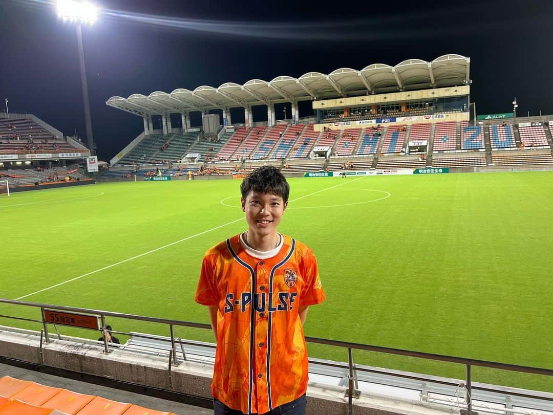 松下翔太郎のインスタグラム：「・ ・ 【J2第33節 清水エスパルス0-0徳島ヴォルティス△】  昨日はアイスタでサッカー観戦！🚙  周りの方々は派手ではないプレーにも大きなリアクション。 注目すべき瞬間、描き方は豊富にあるなと改めて。 休日の観戦も勉強になります⚽️  さて、自動昇格圏とは勝ち点差1、トップとは10差。 残りは9試合で次もホーム！ J1復帰に向けて勝負の終盤戦が続きます🟠  #Jリーグ #spulse#静岡#清水#エスパルス#清水エスパルス #サッカー#アナウンサー#実況」