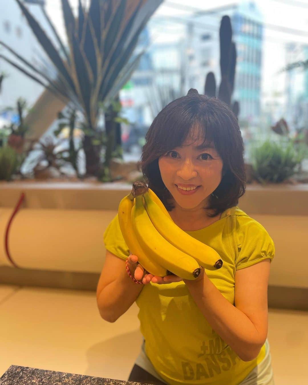 松本明子さんのインスタグラム写真 - (松本明子Instagram)「小林先生から『お医者さんがすすめるバナナの「朝食化」ダイエット』 いただきました🍌   この本によると、バナナに含まれるレジスタントスターチがダイエットにとてもいいらしいです。  腸内環境を整えてくれるんですって！  しかも、朝に1日2本バナナを食べるだけでいいんだとか！！ 私もバナナダイエットを2週間挑戦してみようと思います💪🏻    早速、書籍でも紹介されていたクラッシュバナナ作ってみました！   簡単に作れるし、これならバナナ2本も難なく食べれそうです！   目標は体重 2Kg減！ おなか周りもスッキリさせたい！  2週間でどれだけ痩せれるのか、、、  お楽しみに！  #松本明子のバナナダイエット記録 #バナナ腸活 #腸活 #朝バナナ #ダイエットビフォーアフター #ダイエット生活 #ダイエット日記 #ダイエットメニュー #ダイエットレシピ #ヘルシーレシピ #食べて痩せる #レジスタントスターチ #クラッシュバナナ」9月6日 10時00分 - akkotongattelne