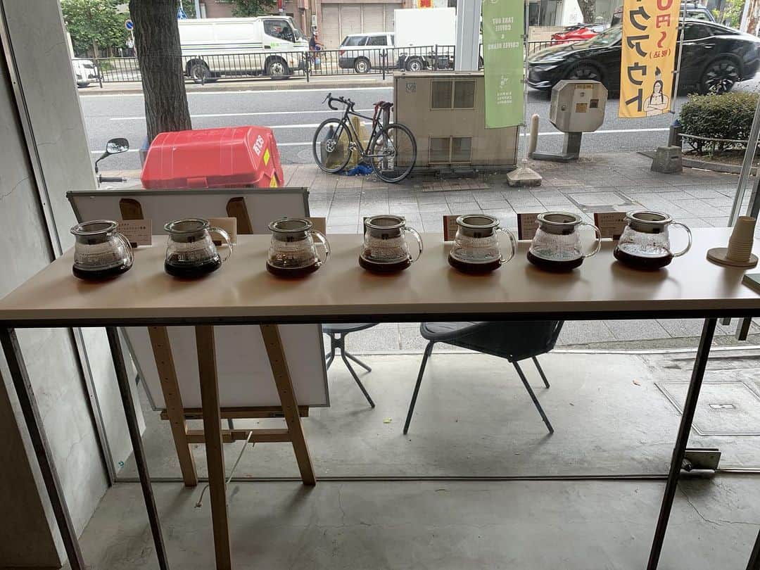 出井隼之介（ヤーレンズ）さんのインスタグラム写真 - (出井隼之介（ヤーレンズ）Instagram)「"SHRUB COFFEE NAGOYA"  ちょっと早めに出て綺麗なコーヒー屋さんへ。 全種類試飲できるスタイル。 美味しかった。お豆も買ってしまったほどに！  #コーヒー #珈琲 #コーヒースタンド #コーヒー大好き #カフェ #カフェ巡り #カフェ部 #カフェ散歩 #喫茶店 #喫茶部 #cafe #cafetime #cafestagram #cafeculture #cafelife #coffee #coffeetime #coffeeshop #coffeebreak #coffeelove #coffeelovers #coffeeculture #coffeelife #coffeeholic #coffeeshopvibes #nagoyacafe」9月4日 12時54分 - dei_junnosuke