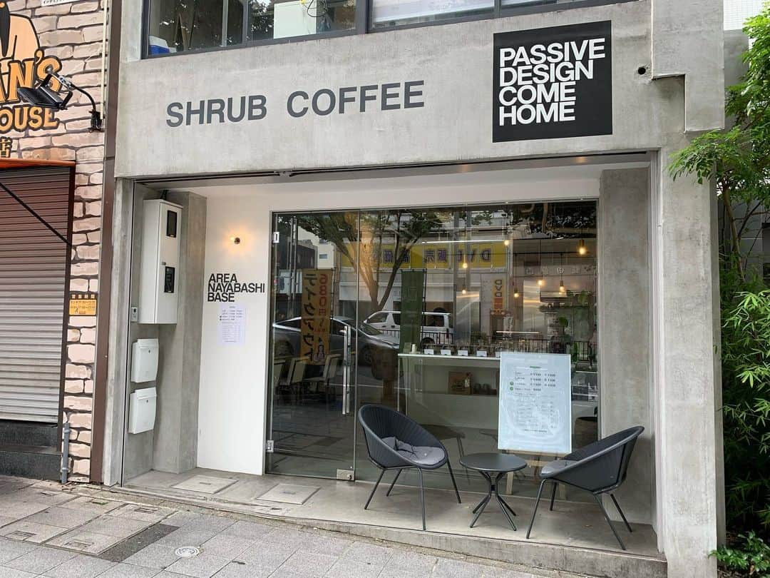 出井隼之介（ヤーレンズ）のインスタグラム：「"SHRUB COFFEE NAGOYA"  ちょっと早めに出て綺麗なコーヒー屋さんへ。 全種類試飲できるスタイル。 美味しかった。お豆も買ってしまったほどに！  #コーヒー #珈琲 #コーヒースタンド #コーヒー大好き #カフェ #カフェ巡り #カフェ部 #カフェ散歩 #喫茶店 #喫茶部 #cafe #cafetime #cafestagram #cafeculture #cafelife #coffee #coffeetime #coffeeshop #coffeebreak #coffeelove #coffeelovers #coffeeculture #coffeelife #coffeeholic #coffeeshopvibes #nagoyacafe」