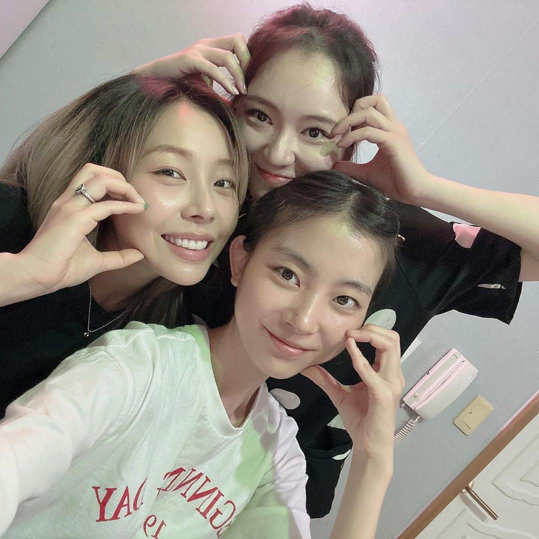 ジュニのインスタグラム：「HBD🤍🎂  벌써 10번째 내년에도 함께하자요😘  #HBD #레이디스코드」