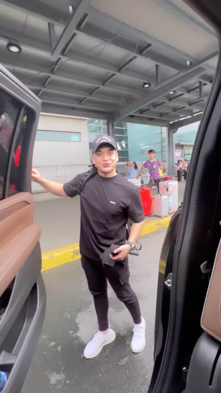 ベア・アロンゾのインスタグラム：「Missing my favorite human a little extra today. He left last week for London for a cross county motorcycle ride with his EM friends. Missing you @dominicroque 😢   *might delete later, nagpapaka-clingy lang🤣」
