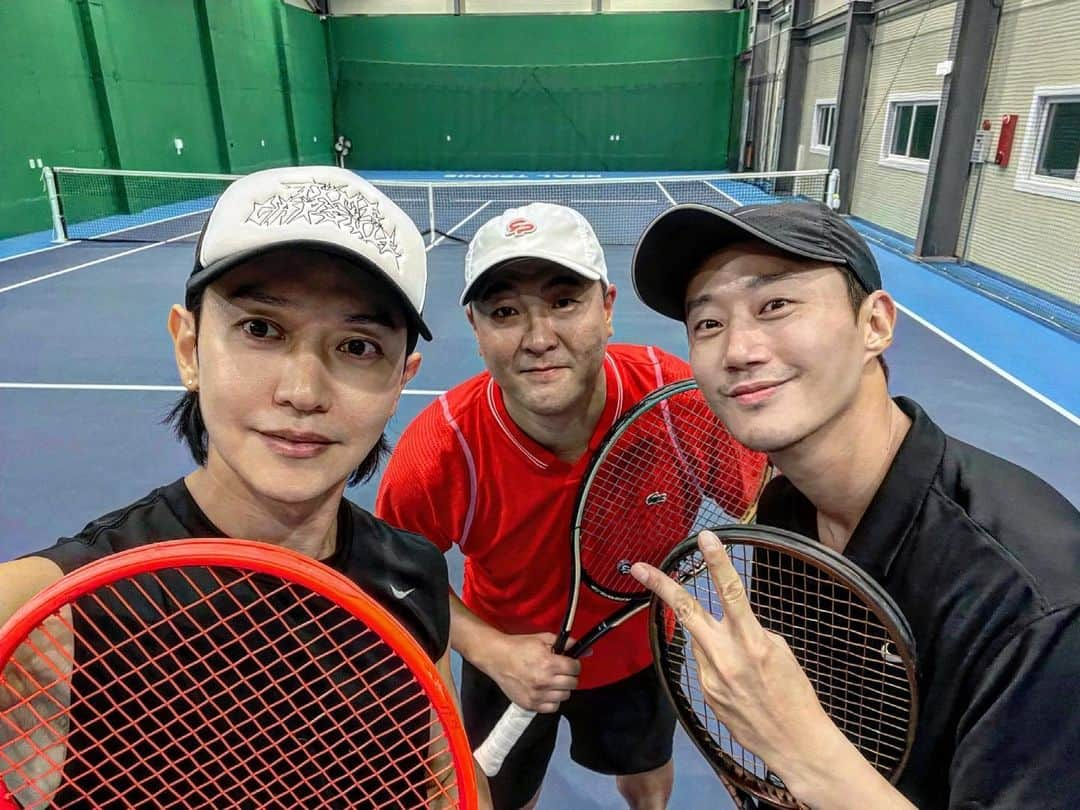 ハン・ジェソクのインスタグラム：「🎾테린이 소원성취🤩  테니스를 처음 접한 순간부터 유투브로 많은 배움을 받은 하늘쌤을 드디어 뵙게됬다@skykim.official 감사합니다 하늘쌤🥹  @noel_kyunsung  형이랑 치는 테니스는 항상 꿀잼이에요~~🫶🏼 감사해용😆」