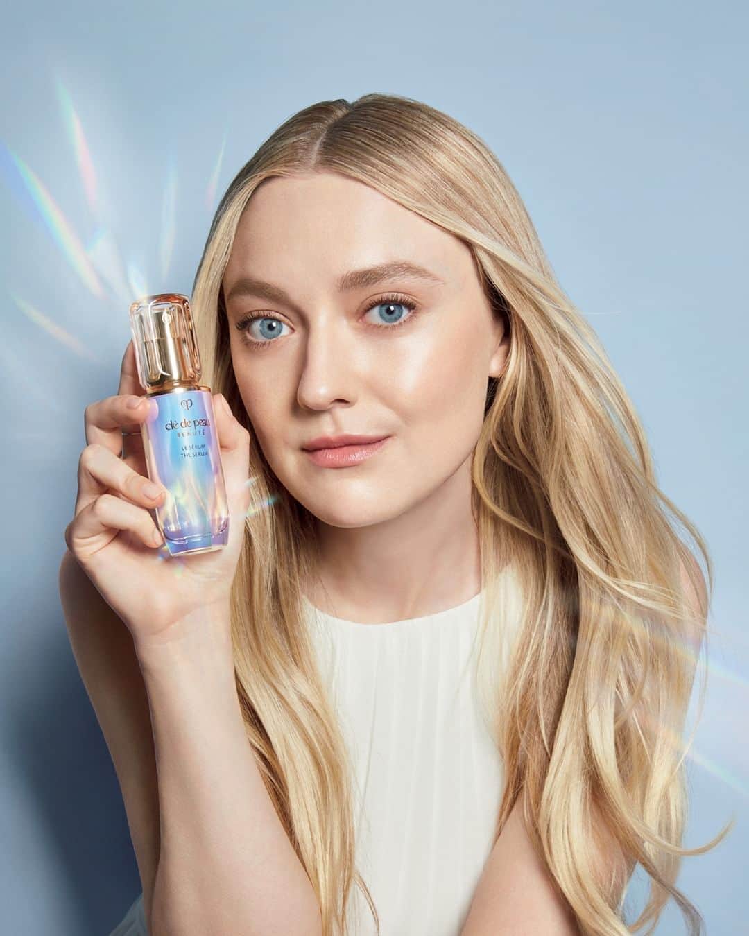 Clé de Peau Beauté Officialさんのインスタグラム写真 - (Clé de Peau Beauté OfficialInstagram)「What do @DianaSilverss, @EllaBalinska and @DakotaFanning have in common? These three incredible talents are known for their radiance and elegance – traits that perfectly capture the essence of #TheSerum. As the first step in the #KeyRadianceCare skincare routine, this luxurious serum is designed to awaken your skin’s natural beauty and encourage the efficacy of the skincare products that follow.   エラ・バリンスカさん（@EllaBalinska）、ダイアナ・シルバーズさん（@DianaSilverss）、ダコタ・ファニングさん（@DakotaFanning）の共通点は何でしょうか？  それはこの 3 人が、私たちのアイコンであるクレ・ド・ポー ボーテ #ルセラム （医薬部外品）の輝きとエレガンスさという要素を持っていることです。 このラグジュアリーな美容液は、 #キーラディアンスケア のファーストステッ プとして、輝きを生み出し、その後に使うスキンケアアイテムの効果を高める ようデザインされています。」9月4日 13時00分 - cledepeaubeaute