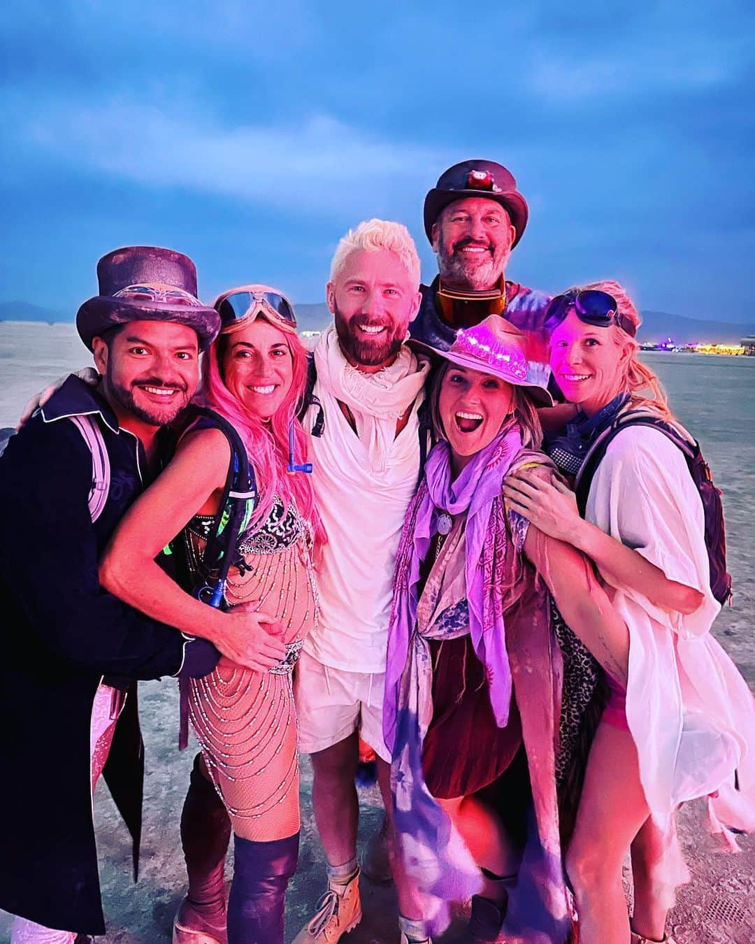 ロージー・オドネルのインスタグラム：「ricki ross and a bunch of burning man folk - #friendship」