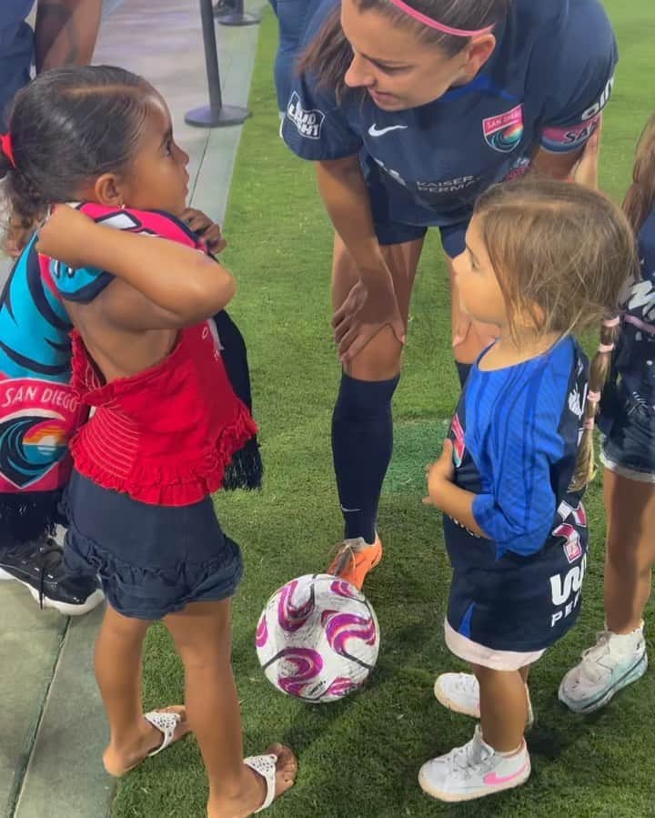 コーデル・ブローダスのインスタグラム：「Cordoba met her favorite soccer player today @alexmorgan13 @sandiegowavefc  great day today with my partners SD hospitality 🤝 @anton_delro @willygloria」