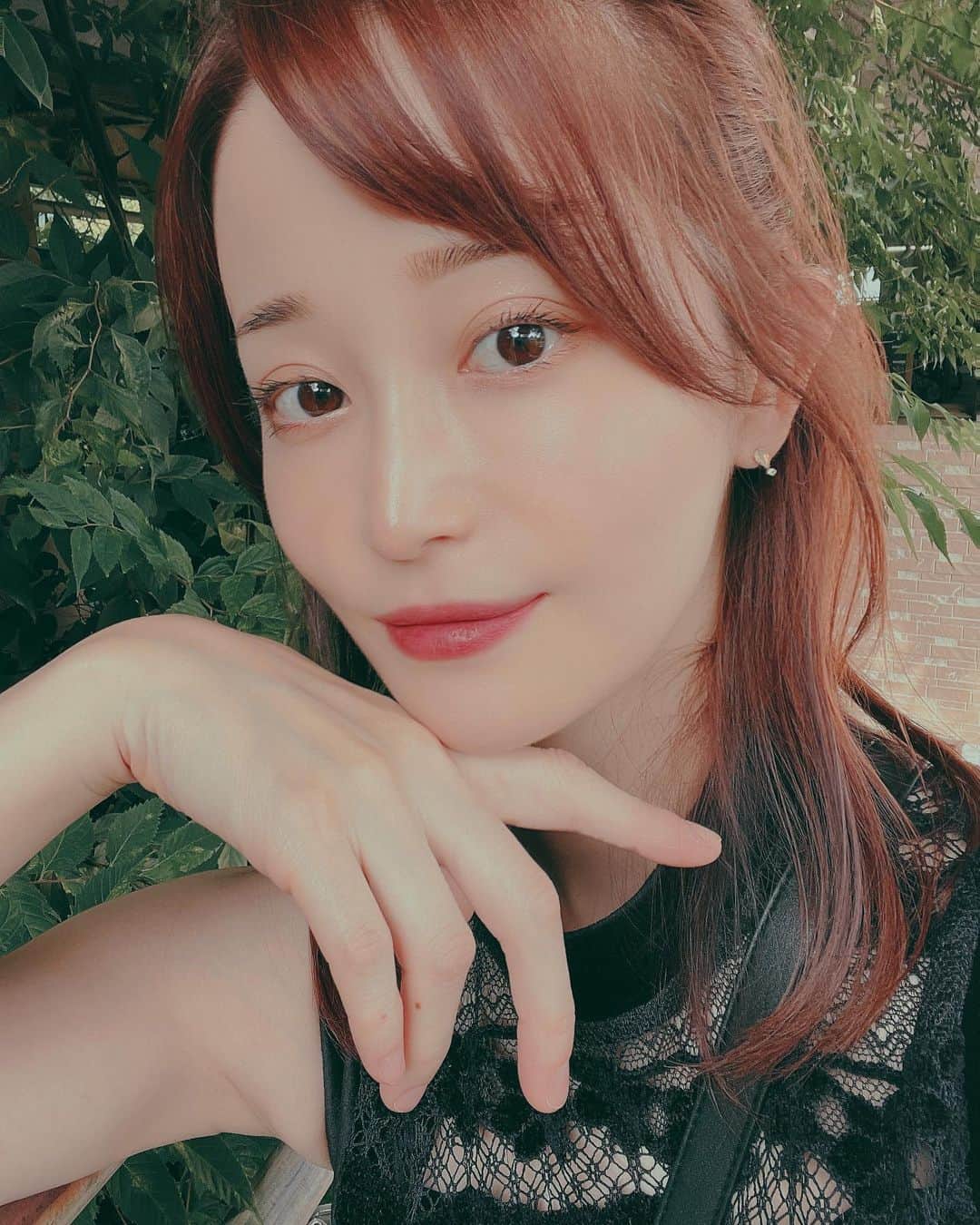 岡部磨知のインスタグラム：「秋メイク💄 アイライン無しメイクにハマってます。 デジャヴュのボリュームマスカラが私のまつ毛と相性良すぎる！ アイシャドウはロムアンドのベターザンパレット01🎨 リップは購入以来眠ってたDior限定カラー、ルージュディオール322💄  #メイク #秋メイク #美容」
