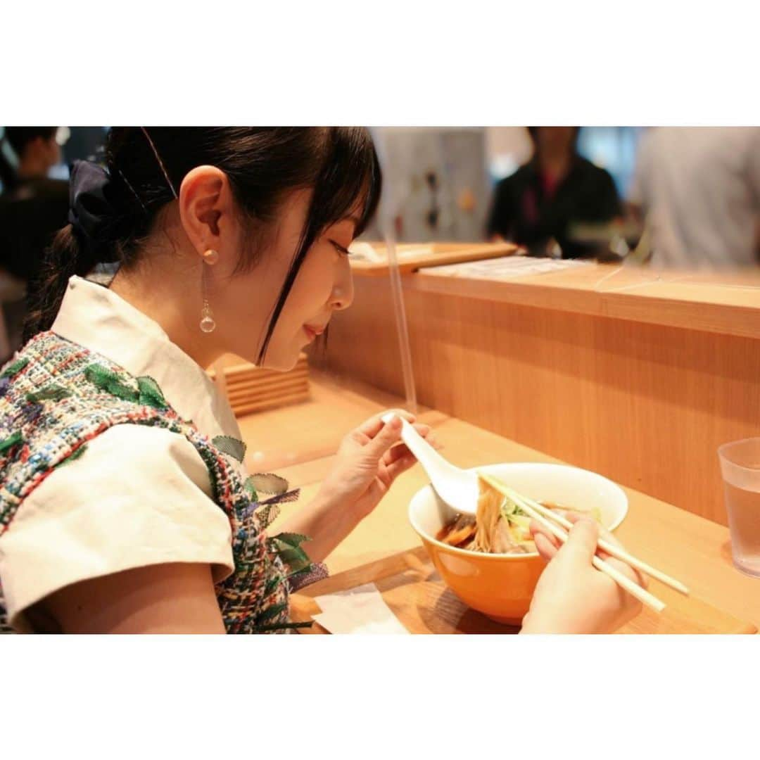 高柳明音のインスタグラム：「🍜  埼玉の東所沢にある ラーメンWalkerキッチンに はじめて行ってきた！  お目当ては 愛知県で有名であり 私も大好きな「らぁ麺 紫陽花」 が期間限定で出店するからと 聞いて。  汗かきながら食べる 夏のラーメンも最高だな！！！  大好きな愛知の味を 関東で食べられて 幸せだったーーー！  今回もカメラ構えて たくさん写真撮ってくれました 杏ありがとう🫶  （ラーメンWalkerスタッフさんに 専属カメラマンと間違えられてた笑うわ）  #ラーメンWalkerキッチン #ラーメンWalker #らぁ麺紫陽花 #ラーメン」