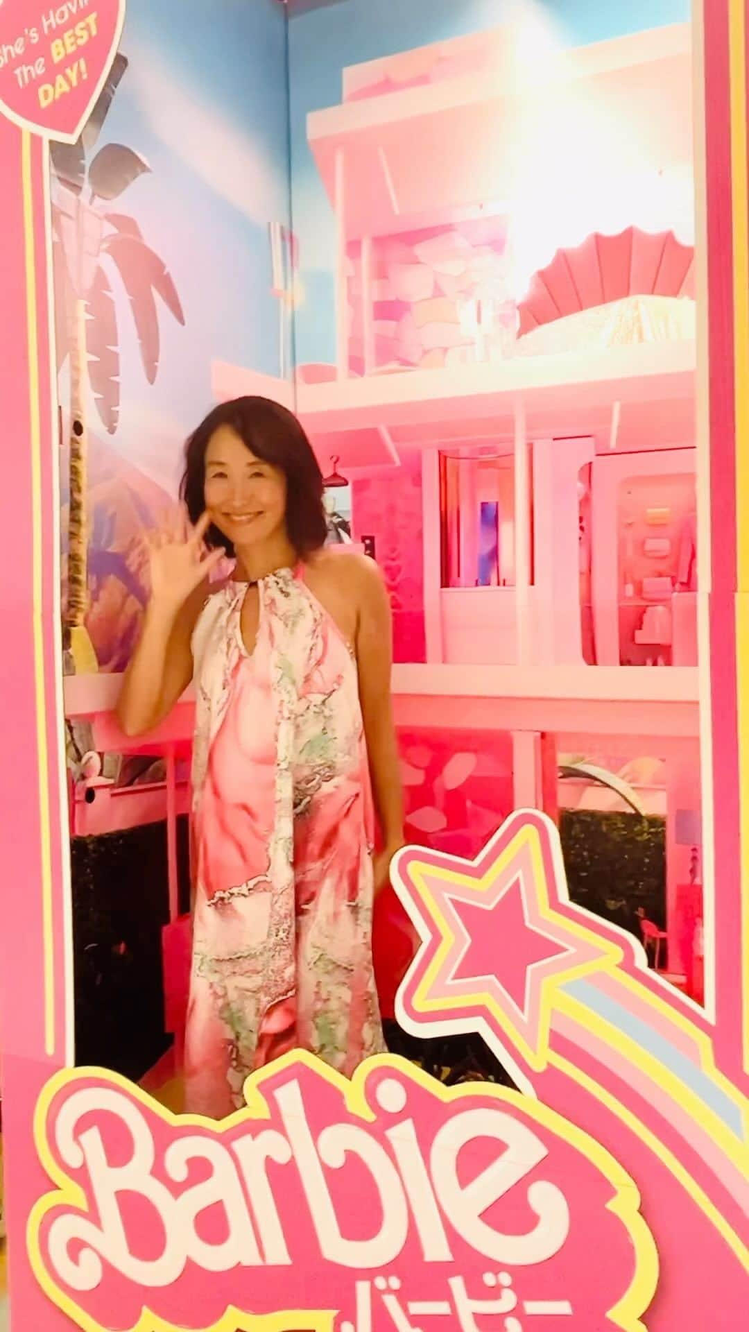 杉山明子のインスタグラム：「バービー企画やってきたよ〜💖  みんなでキャピキャピ💕← 楽しかったね！！✨✨  映画も、ファンタジー全開なだけでなく メッセージ性もあって良いのだ💕  バービーだけでなく ケンの可愛さがたまらない😍✨  #バービー　#Barbie  #美脚　#ピンク  #ピンク大好き」