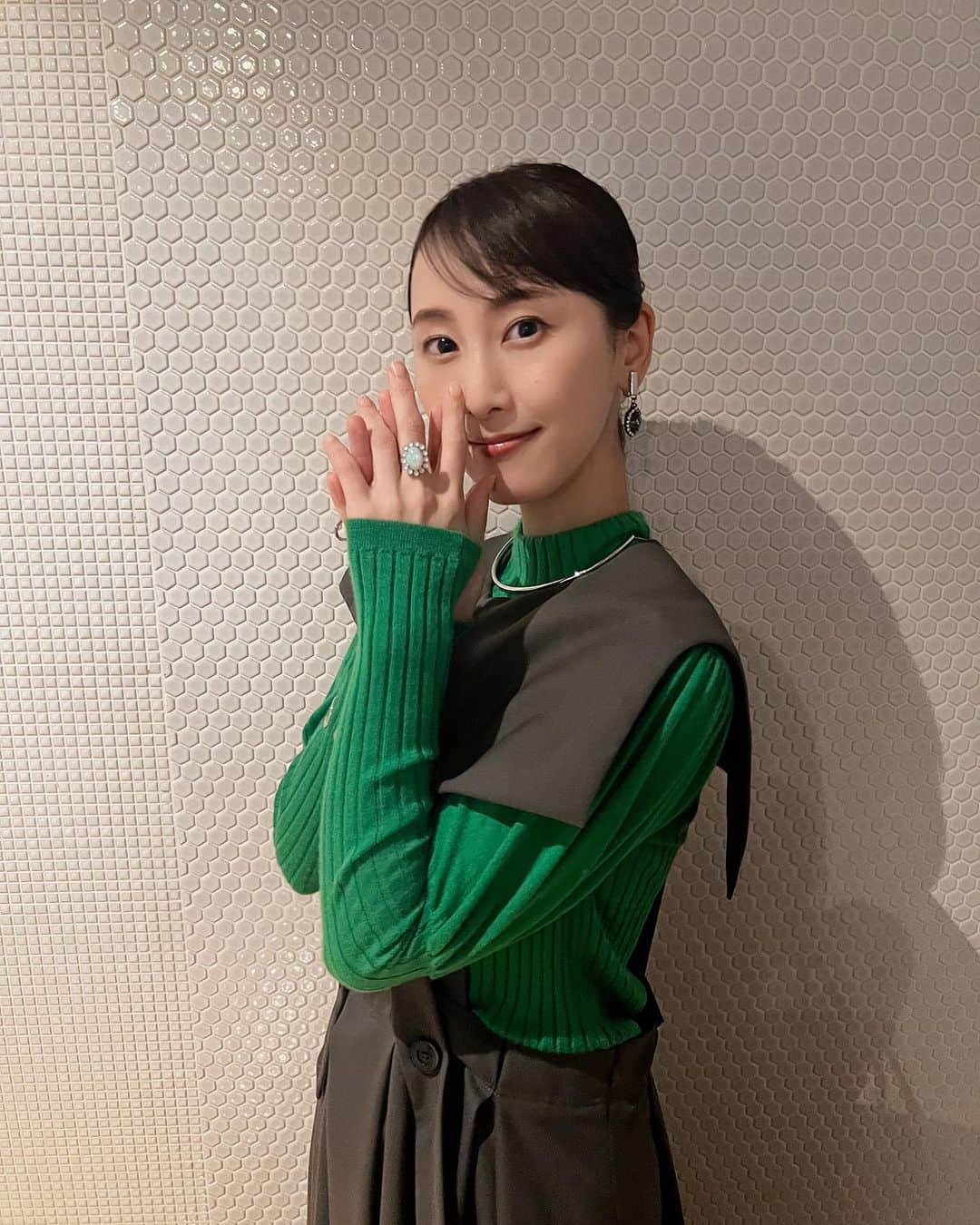 松井玲奈のインスタグラム：「舞台挨拶の衣装 キラキラ💓💫 #緑のざわめき」