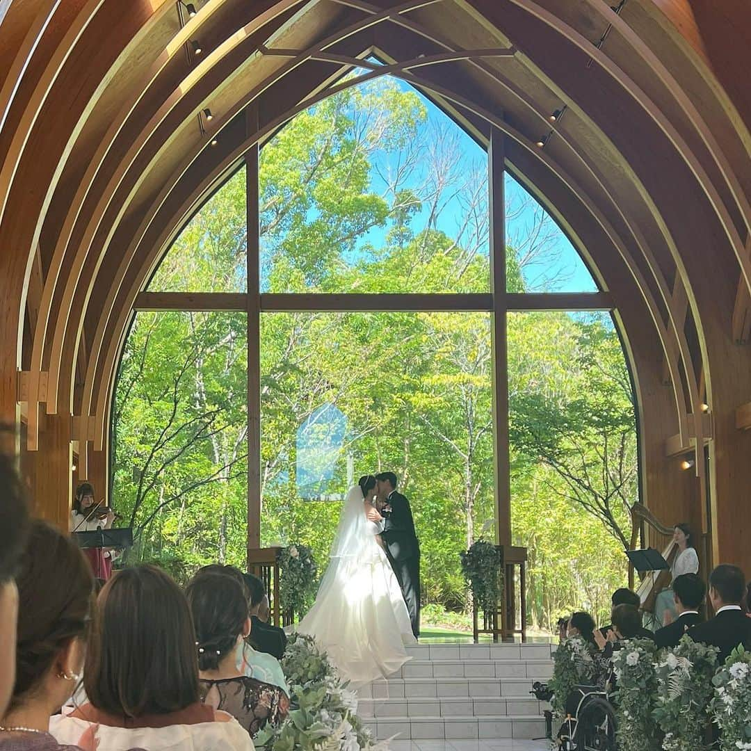 横山紗弓さんのインスタグラム写真 - (横山紗弓Instagram)「可愛い夫婦の結婚式💍🌿 いつも素敵な笑顔がこの日はより輝いてた✨ 2人の想いが詰まった1日で とっても幸せな気持ちになりました😮‍💨 ブライダルアカウント (@hinako_memorial_ )でまた 細やかなこだわりを知って余韻に浸り🕊️ 参考にもなるので これから式を挙げる方は是非＾＾ #wedding #ララシャンス #博多の森 #福岡式場 #福岡花嫁」9月4日 13時18分 - 1129sym