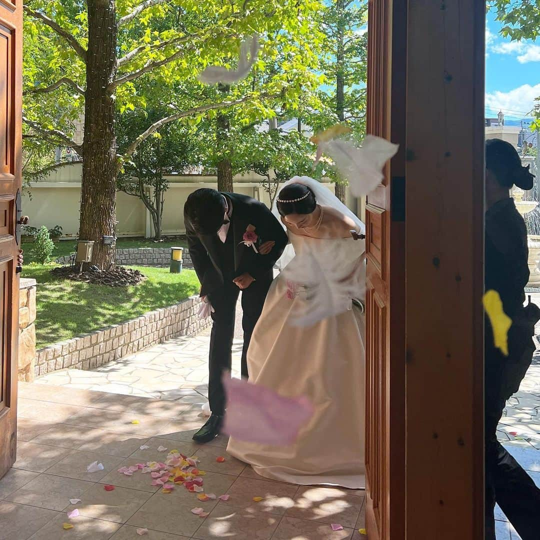 横山紗弓さんのインスタグラム写真 - (横山紗弓Instagram)「可愛い夫婦の結婚式💍🌿 いつも素敵な笑顔がこの日はより輝いてた✨ 2人の想いが詰まった1日で とっても幸せな気持ちになりました😮‍💨 ブライダルアカウント (@hinako_memorial_ )でまた 細やかなこだわりを知って余韻に浸り🕊️ 参考にもなるので これから式を挙げる方は是非＾＾ #wedding #ララシャンス #博多の森 #福岡式場 #福岡花嫁」9月4日 13時18分 - 1129sym