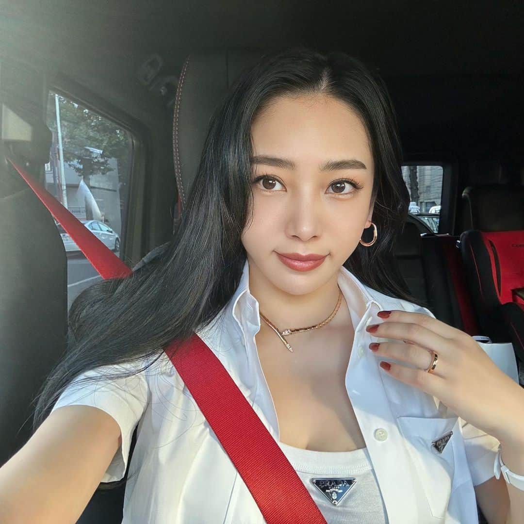 megbabyのインスタグラム：「みなさまから投稿のリクエストをたくさんいただくので #MB食堂　MBシェフのセルフィもつけて載せてみました👩🏻‍🍳  昔から料理作りをしている時は無心になれるから好きなのもあるし、作り上げていく工程も好きだし、なにより食べてもらえて喜んでもらえるのが1番の喜びであります🥹✨  最近は息子が大人な食事もできるから毎日ごはん作りが楽しくてしょうがない😂❤️  息子の大好物は塩麹唐揚げ🍗と明太子クリームパスタ🍝と肉じゃがと餃子さん🥟」