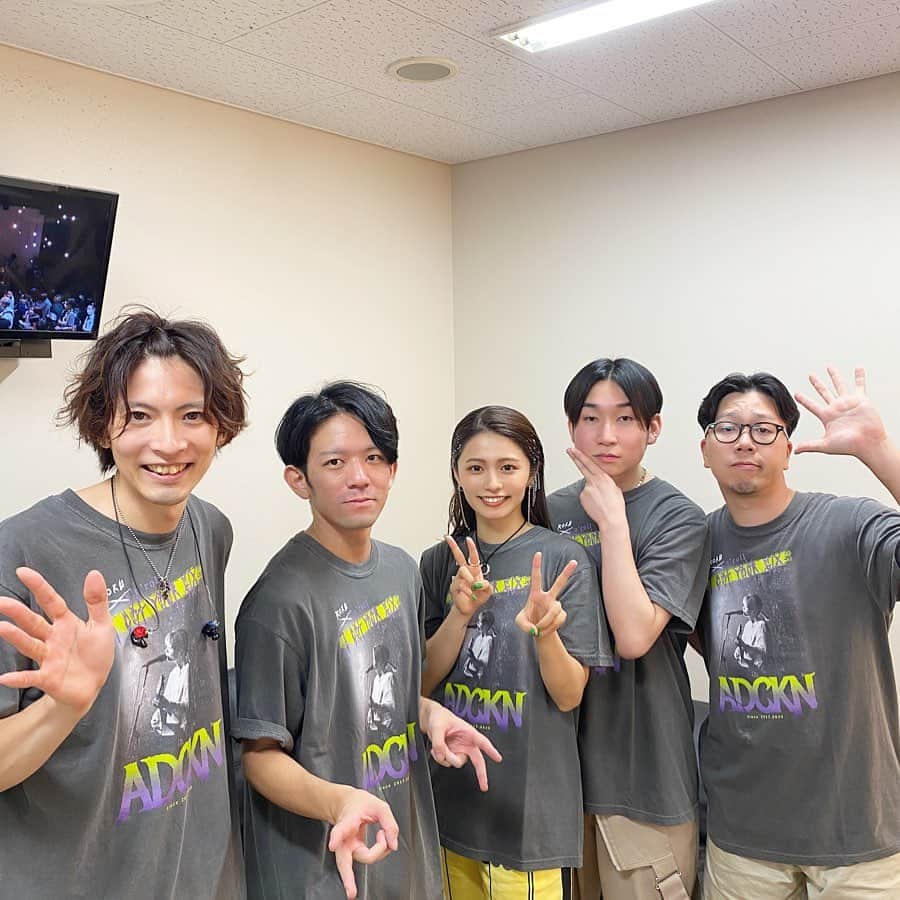 足立佳奈のインスタグラム：「少しずつ時間が経っていることに気づく。 もう終わってしまったんだなと恋しくなるよ。  あの日、 一緒にステージに立ってくれた バンドメンバーには感謝の気持ちでいっぱいです。🫂🤍  デビューして 色んな形が変わっていく中で それでも変わらないのは 側にいてくれる仲間が 私を私のままでいさせてくれる そんな心地いい環境を作ってくれているということ。  どんな時も圧倒的、 私の味方でいてくれるの。 いいことは讃えあって、 立ち止まった時は、 嫌な顔一つせず手を差し伸べてくれる、 できるようになるまでとことん付き合ってくれる。  本当にメンバーが大好きだなぁ。  ギター カルロス‼︎ ドラム レオンヌ‼︎ ベース 前田恭介‼︎ キーボード 優里‼︎  遅くなってしまったけど！！ 本当に6周年一緒に迎えてくれて ありがとう。✉️」