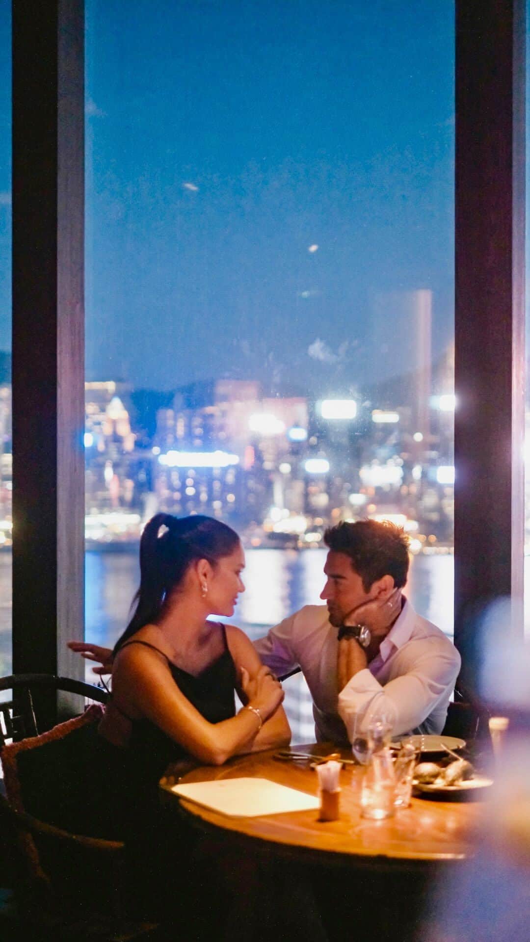 Discover Hong Kongのインスタグラム：「Hong Kong is known for its thriving city life🏙️, but it also boasts stunning natural landscapes that are often overlooked. Follow @jeremyjauncey, founder of @beautifuldestinations, and @piawurtzbach, Miss Universe 2015, as they go off the beaten path and set sail to explore Sai Kung⛴️, including South Ninepin Island, Sharp Island, and Hoi Ha Wan.👣  香港除咗繁華嘅都市生活🏙️，仲有好多迷人嘅自然景觀。等我哋跟隨 Beautiful Destinations 嘅創始人 Jeremy 同2015年環球小姐 Pia 嘅腳步，啟程探索西貢海域嘅地質奇觀⛴️，欣賞南果洲，橋咀島同海下灣嘅自然魅力！👣   🛳️: @myachtsworld  #SaiKung #HelloHongKong #DiscoverHongKong  🛳️👣🛳️👣🛳️👣🛳️👣🛳️👣🛳️👣🛳️👣🛳️👣🛳️👣 Hong Kong welcomes you✈️! Now travellers can get ‘Hong Kong Goodies’ 🛍️vouchers including one FREE welcome drink🍸 in the hottest bars! Check out the details here: bit.ly/HelloHKgoodiesEN. Hope to see you all soon! 香港歡迎你✈️！而家遊客仲可以享用「香港有禮🛍️」消費優惠券，去得獎酒吧免費飲返杯🍸🍹！詳情請留意 bit.ly/HelloHKgoodiesTC」