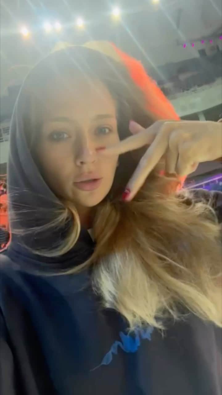 ヴィクトリヤ・シニツィナのインスタグラム：「Run little girl, run little girl ⛸️⛸️」