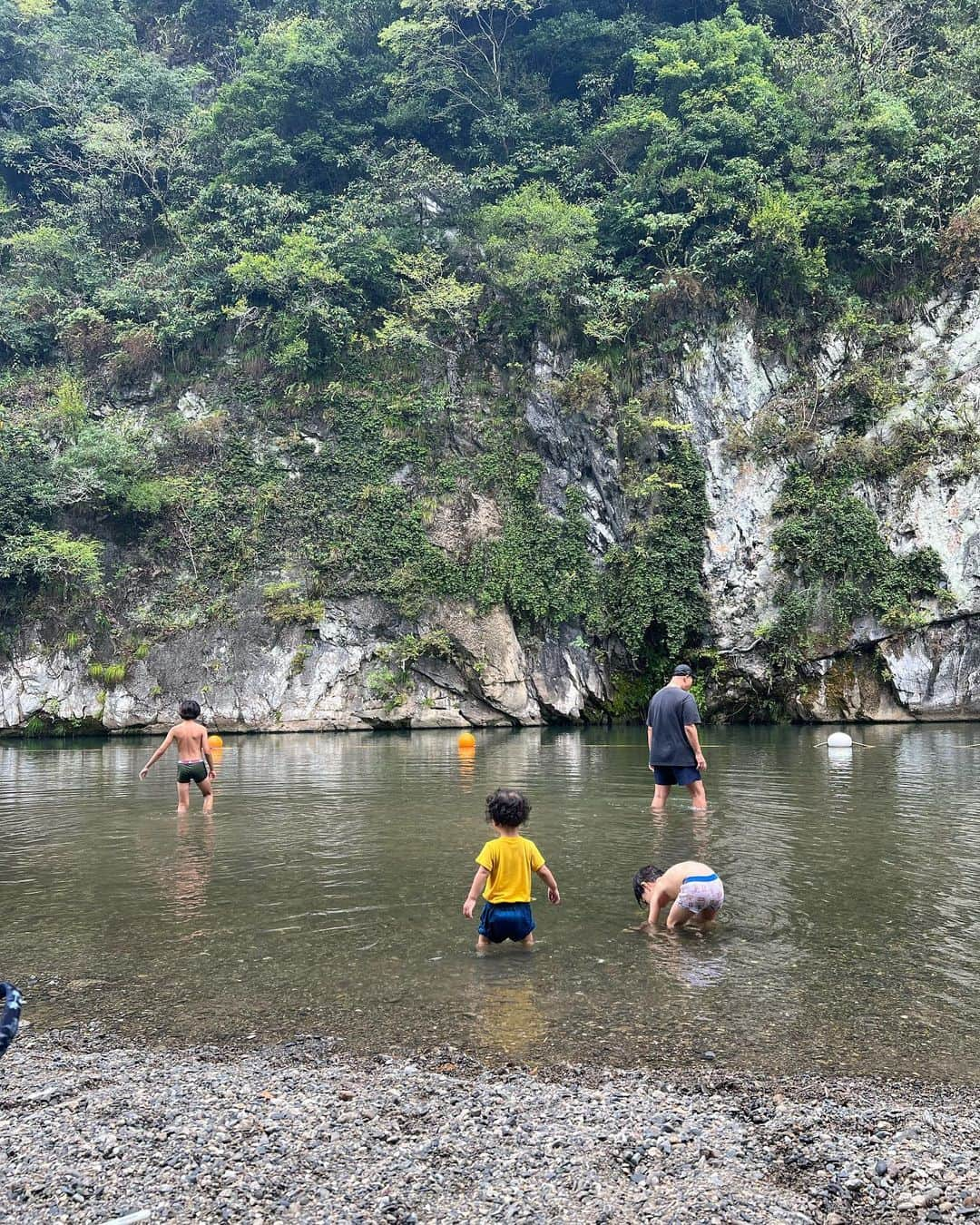 鈴木サチさんのインスタグラム写真 - (鈴木サチInstagram)「. 今回の熊本。 大自然にしっかり癒されてきました😌🫶 . そうそう、コレコレ！！ 私が最近かけてたのは、自然とどっぷり触れ合う事🫶 . 都会にいるとなかなか難しいからね😓 . 雨が降ったりで曇り空が続いたの。 おかげで涼しくて、毎日とにかく過ごしやすかった☺️🫶 . 熊本の大自然ありがとー❤️ . . #ママ #ママモデル #モデル #4児ママ #夏休み #熊本」9月4日 18時53分 - sachi_suzuki