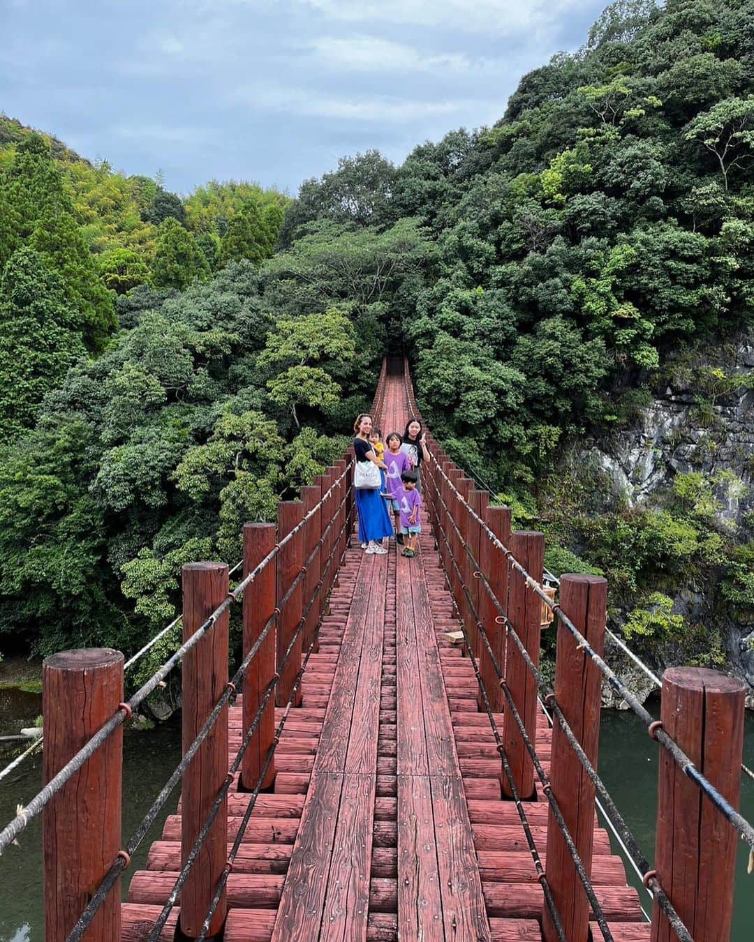 鈴木サチのインスタグラム：「. 今回の熊本。 大自然にしっかり癒されてきました😌🫶 . そうそう、コレコレ！！ 私が最近かけてたのは、自然とどっぷり触れ合う事🫶 . 都会にいるとなかなか難しいからね😓 . 雨が降ったりで曇り空が続いたの。 おかげで涼しくて、毎日とにかく過ごしやすかった☺️🫶 . 熊本の大自然ありがとー❤️ . . #ママ #ママモデル #モデル #4児ママ #夏休み #熊本」