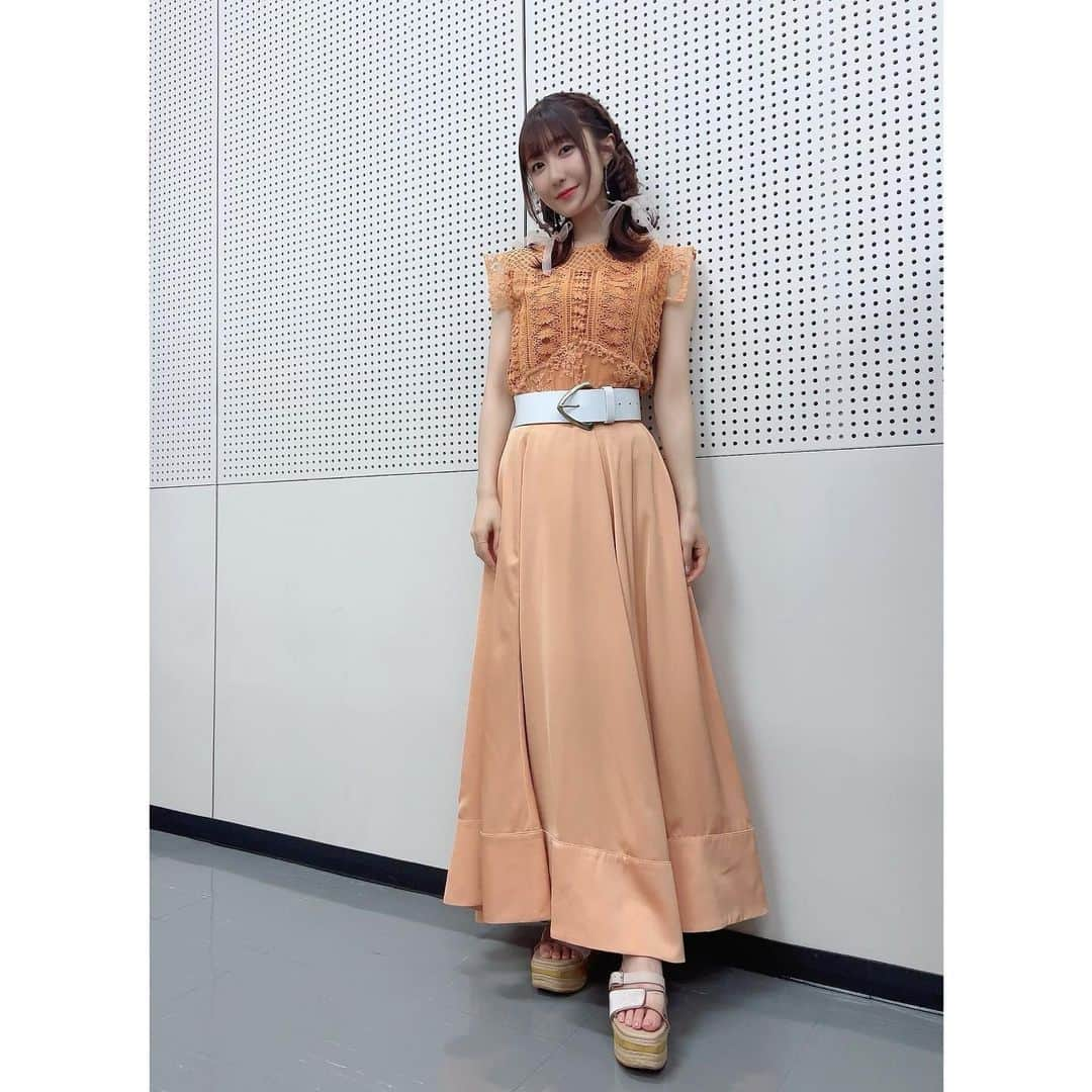 日高里菜さんのインスタグラム写真 - (日高里菜Instagram)「⁑  日高里菜 トークイベントin 立命館 「日高里菜ともうちょっとだけ夏休み！」 お越しくださった皆さんありがとうございました✨  声優人生を振り返ったり、皆さんのお悩みを聞いたり チャレンジコーナーをしたりアテレココーナーをしたり。  とても盛りだくさんな内容でしたね☺️  Voice＆Animation研究会の皆さんが 来てくださる方に楽しんでもらえるようにと たくさん考えてイベントを企画してくださいました！  ソロトークイベントの機会ってあまりないので 少しそわそわしていたのですが  いつも応援に来てくれる頼もしいみんなも！ 今回初めて会いに来たよっていってくれたみんなも！ たくさん盛り上げてくれてありがと☺️  控室にね！私が演じているキャラクターのイラストを たくさん描いてくれていました！うれしい😭！  これからも素敵な作品やキャラクターに出会えるように ひとつひとつ丁寧に頑張っていけたらと思います。  そして、たくさんの感想をいつもありがとう！ みんなが思ったこととか、受け取って感じてくれたこととか 知れるのがとても嬉しいです。  なかなかそれを返せなくてもどかしい気持ちもありますが こちら側もしっかり受け取っております！  あ！そうそう！今回はイベントタイトルの夏やロゴに合わせて ＆好きな色でもあるオレンジ衣装にしたよー☀️  めっちゃくちゃいい天気でピッタリだったよね☺️？  では最後にっ！ 企画をしてくださったVA研のみなさん イラストを描いてくれたりシナリオを考えてくれたみなさん とても丁寧なイベントをありがとうございました☺️  #立命館大学　#トークイベント　#まだまだ夏 #楽しかったね　#久々の大学　#広かった」9月4日 13時30分 - rina_hidaka615