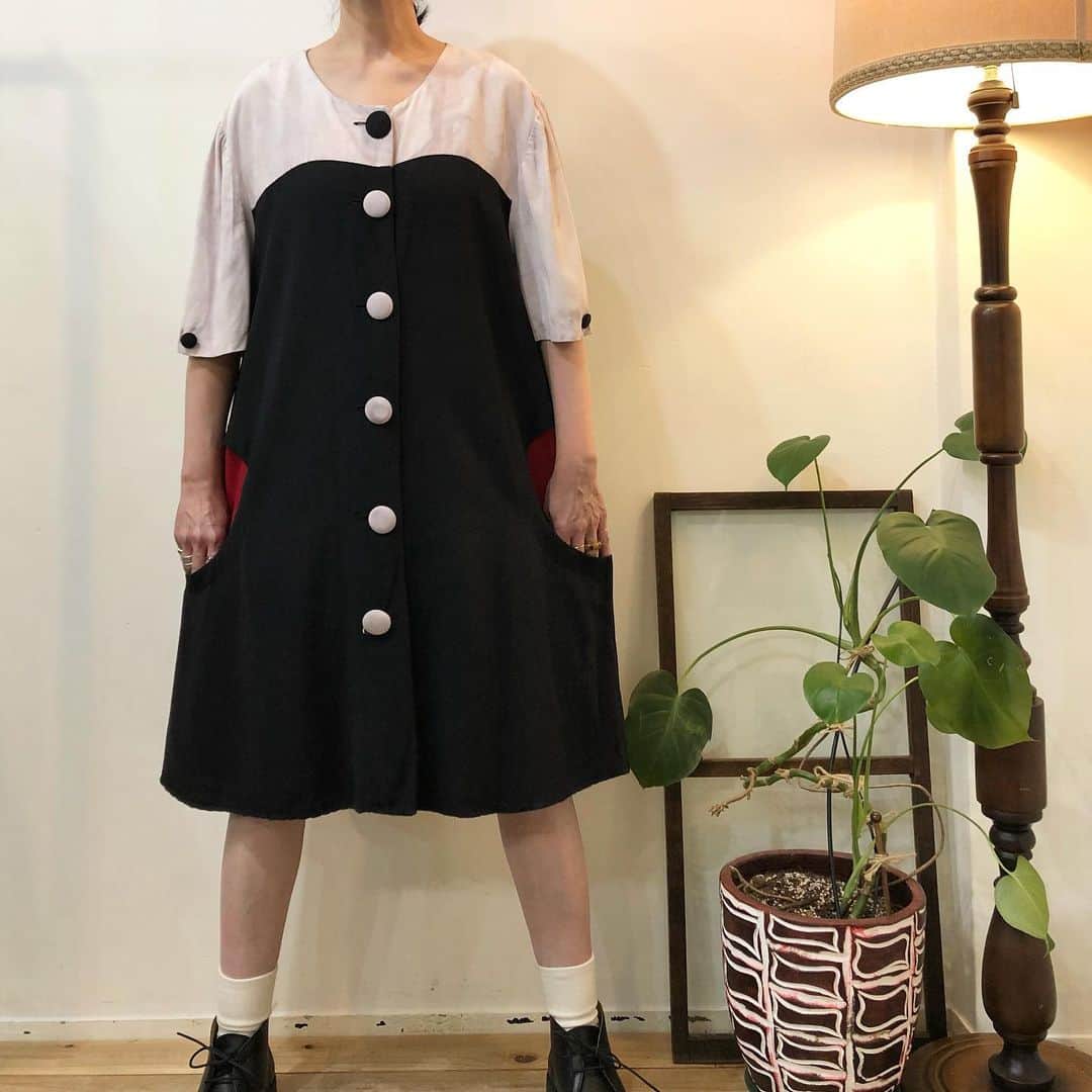 のインスタグラム：「本日も19:00まで 皆さまのご来店お待ちしています オンラインショップ とあわせて どうぞよろしくお願いいたします modern dressもお試しいただけます☝︎⚪️⚫️🔴  #大阪古着屋#南船場古着屋#南船場floor#vintageclothing  #vintage#vintageshop」
