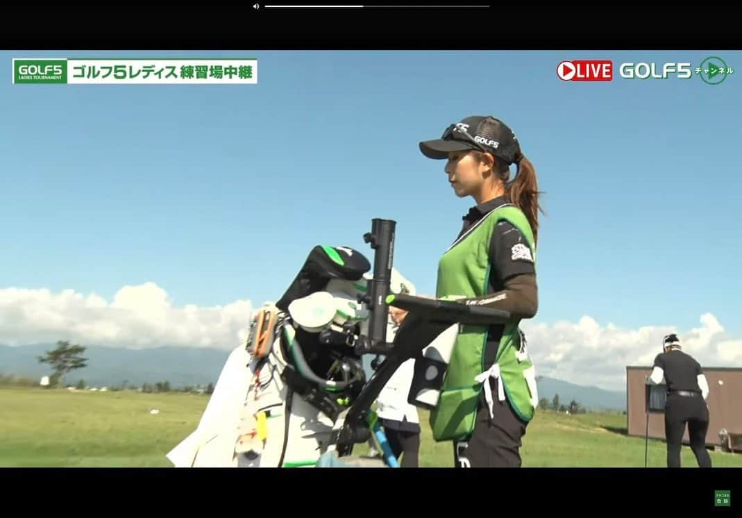 青木茉里奈のインスタグラム：「🍃北海道 ゴルフ5レディスプロゴルフトーナメント⛳️ ゴルフ5カントリー美唄コース  コーチの翔太くん(@shota.ohnishi )が土日解説ということで、急遽土曜日から引き継がせていただき、妹のせれな(@serenaaoki_official )のキャディーで北海道に行ってきました。 7年振りの帯同キャディーでした。当時は手で押していた手引きカートが電動の手引きカートになっていて、7年の時の流れを感じました。(笑) せれなと翔太くんのタッグの、キャディーを代わりにするという事は責任重大だなと思いました。微力ながらも、何か力になれたらと思って、自分なりに協力出来る事を考えて精一杯やらせていただきました。土曜日、そして予選を通過して日曜日も、2日間ラウンドする事が出来て嬉しかったです。 解散した後に、サポートありがとう。心強かったよ。という言葉には、感無量でした。 もしまたキャディーをする機会があったらもっと良いサポートが出来るように、そして自分自身のプレーでこの場に立てるように、今回いただいた貴重な機会の経験を活かして、また日々精進していきたいと思います。  _ _ _ _ _ _ _ _ _ _ _ _ _ _ _ _ _ _ _ _ _ _ _ _ _ _ _ _ #taylormade #taylormadegolf #teamtaylormade #株式会社かしわ堂 #ustmamiya #iomic #eyevol #ecco」
