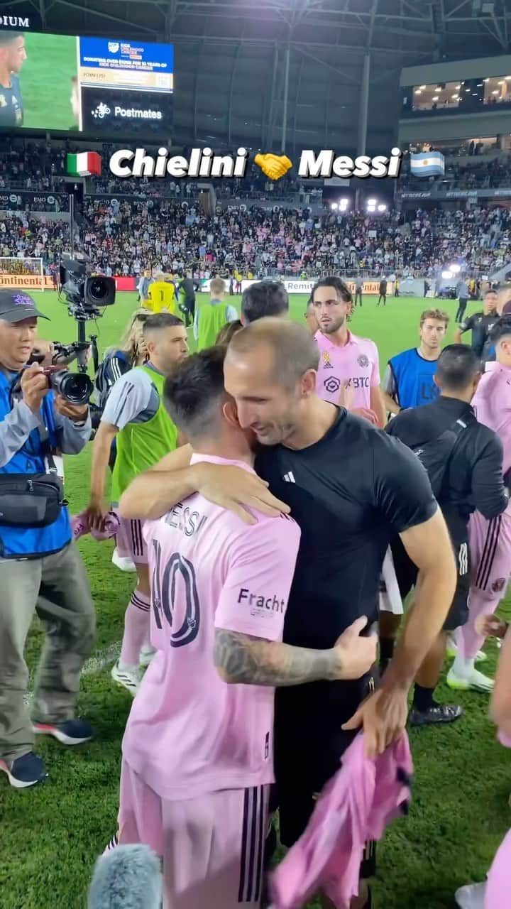 ジョルジョ・キエッリーニのインスタグラム：「These two have shared a lot of battles on the pitch but it’s all love. 🤗」