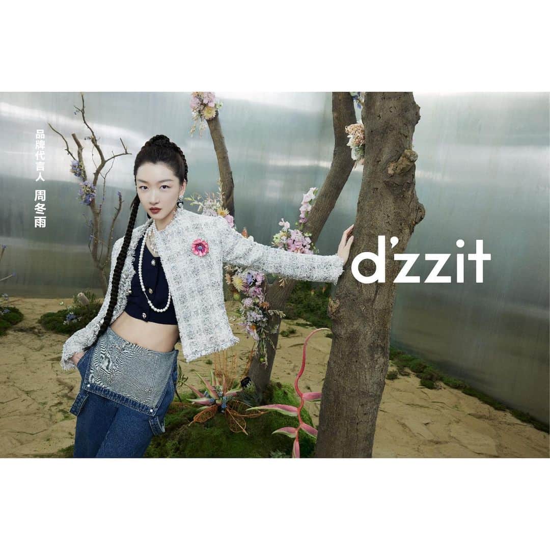 のインスタグラム：「Brand ambassador @zhoudongyu interprets #dzzit2023AutumnCollection . The tweed coat is woven from a variety of yarns. The placket is decorated with a row of diamonds for extra sparkle. The black knitted vest embellished with delicate buttons. Open up a whole new way to wear the denim overalls and play up #dzzitgirl 's chic attitude. #dzzit2023AUTUMN #dzzitisit」