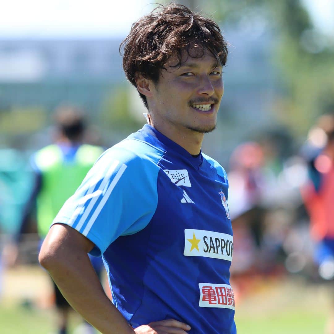 のインスタグラム：「選手の練習風景をお届け❣ 今日の三人目は＃島田譲選手🌞 愛嬌いっぱいの様子をご覧あれ👀 何枚目の島田選手が好きですか❓ #albirex #アルビレックス新潟」