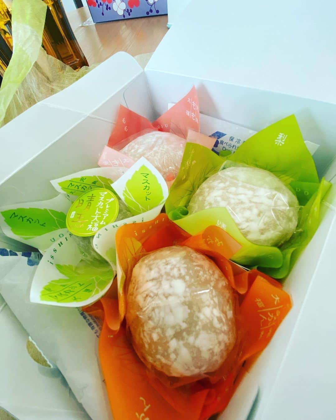 関智一のインスタグラム：「大阪の取材で頂いたフルーツ大福🎵 マスカット、みかん、梨、桃！ とても美味しかったです！ 桃が特にお気に入り🎵  #一心堂のフルーツ大福」