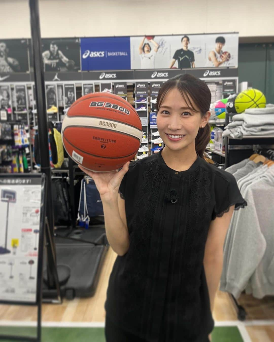 島津咲苗さんのインスタグラム写真 - (島津咲苗Instagram)「今週は竹田アナウンサー夏休みです🌻  けさは東京オリンピック バスケットボール女子で キャプテンを務め銀メダルを獲得した #髙田真希 さんに @maki_takada お話うかがいました🏀  日本代表の快進撃を受けて この地方のスポーツ用品店は... あすの #イマネタ でご紹介します😊 . . . #メーテレ #ドデスカ #アナウンサー #島津咲苗 #メーテレアナウンサー #バスケW杯 #バスケットボール #fibaworldcup #fibaバスケットボールワールドカップ2023 #スラムダンク #thefirstslamdunk #黒コーデ」9月4日 13時35分 - sanae_shimazu