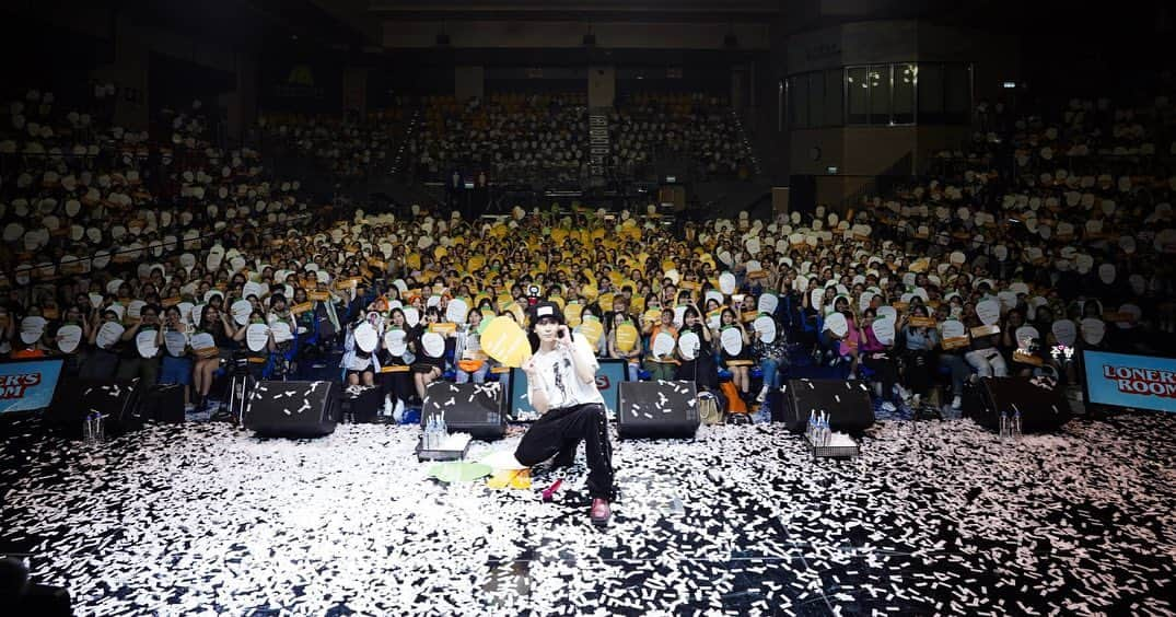 ヨン・ジュンヒョン のインスタグラム：「금방 돌아올게 !   HONG KONG 💕」