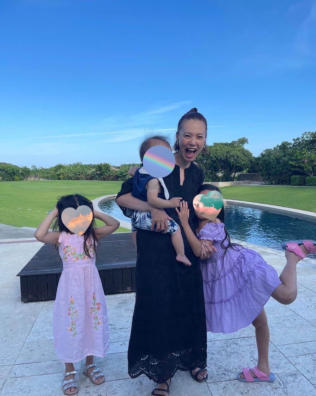 浅見れいなさんのインスタグラム写真 - (浅見れいなInstagram)「旅の後半は大好きな竹富島へ🏝️ お宿もこれまた大好きな　@hoshinoya.official  竹富🫶 娘が1歳になる頃にも訪れていて、とても思い出深い宿。  ホテル全体が集落のようになっていて、人も少なくのんびりできる。 ここでも子供達はプール三昧⛱️ 人も少ないので、のびのび遊べて大満足。  お部屋は段差がないので、ハイハイ真っ盛りの息子は大喜びで動き回っておりました😂💦」9月4日 13時37分 - reina_asami