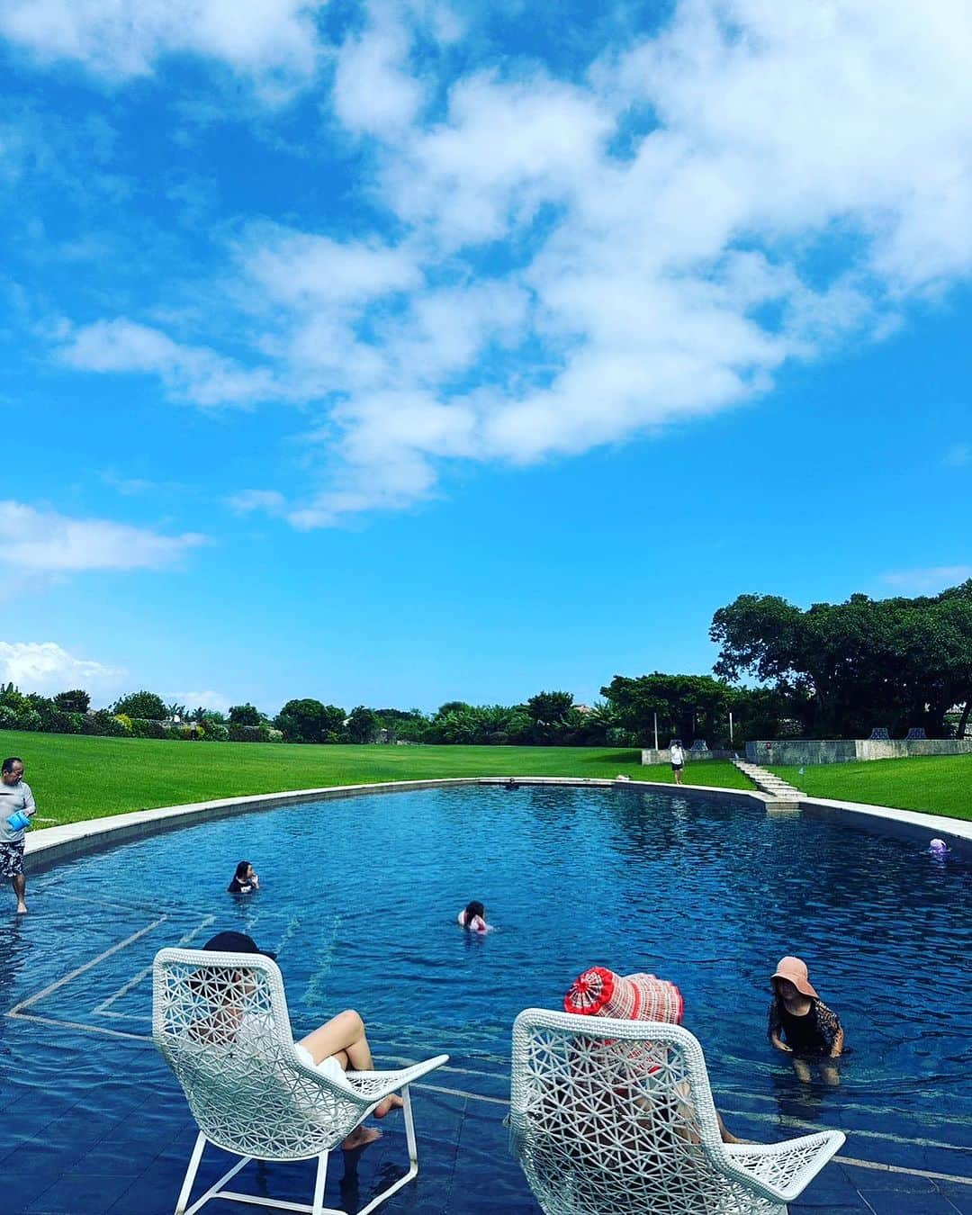 浅見れいなさんのインスタグラム写真 - (浅見れいなInstagram)「旅の後半は大好きな竹富島へ🏝️ お宿もこれまた大好きな　@hoshinoya.official  竹富🫶 娘が1歳になる頃にも訪れていて、とても思い出深い宿。  ホテル全体が集落のようになっていて、人も少なくのんびりできる。 ここでも子供達はプール三昧⛱️ 人も少ないので、のびのび遊べて大満足。  お部屋は段差がないので、ハイハイ真っ盛りの息子は大喜びで動き回っておりました😂💦」9月4日 13時37分 - reina_asami