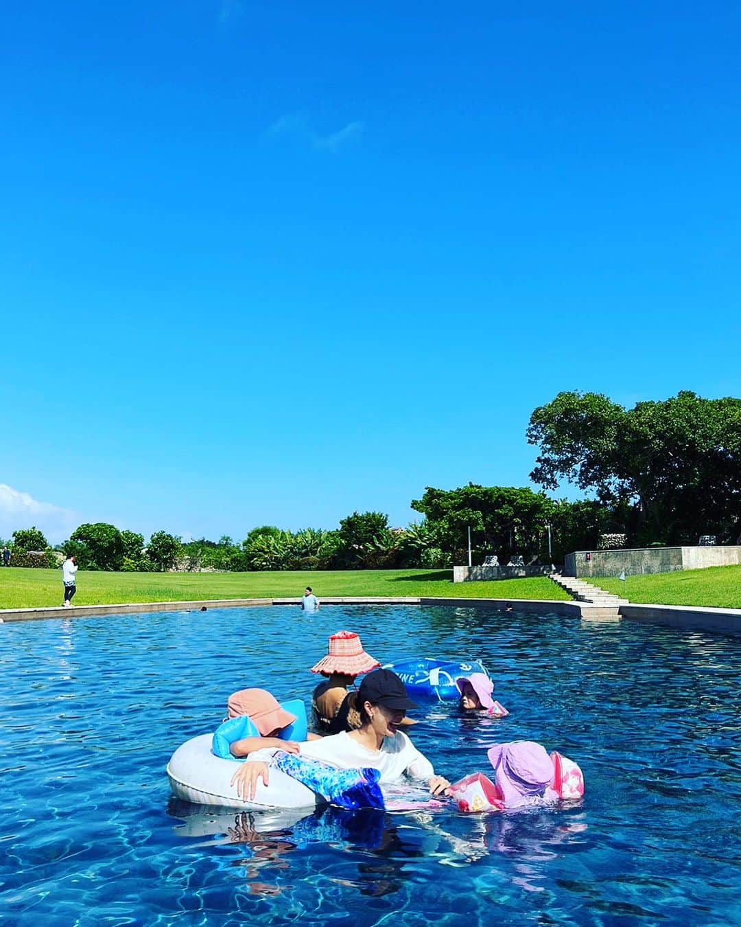 浅見れいなさんのインスタグラム写真 - (浅見れいなInstagram)「旅の後半は大好きな竹富島へ🏝️ お宿もこれまた大好きな　@hoshinoya.official  竹富🫶 娘が1歳になる頃にも訪れていて、とても思い出深い宿。  ホテル全体が集落のようになっていて、人も少なくのんびりできる。 ここでも子供達はプール三昧⛱️ 人も少ないので、のびのび遊べて大満足。  お部屋は段差がないので、ハイハイ真っ盛りの息子は大喜びで動き回っておりました😂💦」9月4日 13時37分 - reina_asami