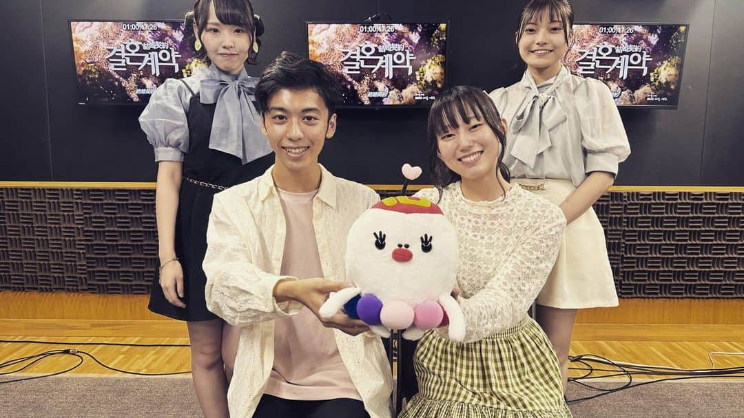 名古屋スクールオブミュージック＆ダンス専門学校のインスタグラム：「NSMの声優志望の学生たちが、 韓流ドラマの吹き替え版に出演します！！  吹き替え出演オーディションに合格した学生さんたちが、 韓流ドラマ「結婚契約」に出演！  「大阪アニメ・声優＆eスポーツ専門学校」の合格者の学生さんと合流し、吹き替え収録に参加しました。 NSMからは4名の学生さんが合格！  韓流ドラマ「結婚契約」はテレビ愛知にて 10月11日（水）朝8時15分～放送開始予定！ （テレビ大阪　9月6日（水）朝9：30～） （TVQ九州放送　9月1日（金）朝8時～）  O.Aをお見逃しなく…！！  #nsm #名古屋スクールオブミュージックアンドダンス専門学校 #韓流ドラマ #テレビ愛知 #結婚契約」