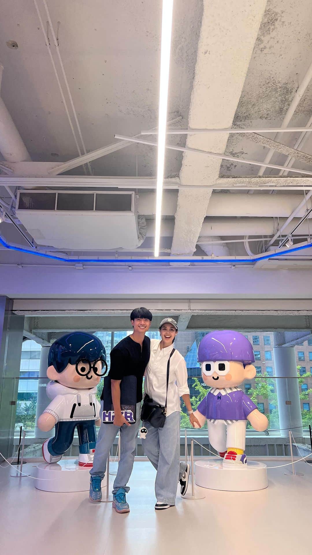 ミーガン・ヤングのインスタグラム：「We went to visit an art exhibit not knowing na may Kpop set up din pala sila rito. May mga "music video" looking sets tapos bawat area, pwede mong piliin yung back at yung music na nag pplay. On one side, we also saw someone giving an "ending fairy" workshop to some kids 😍」