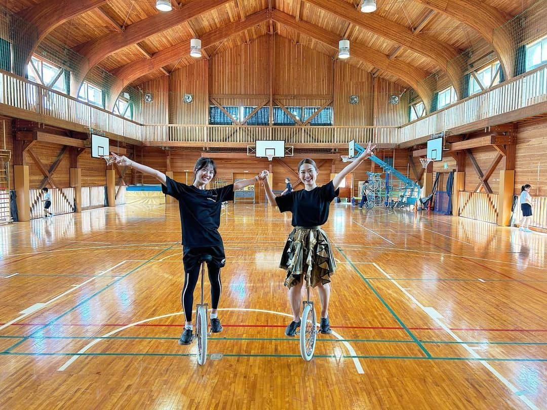 佐藤彩香さんのインスタグラム写真 - (佐藤彩香Instagram)「・ ・ ・ この間は熱海の小学校と 広島の小学校に指導に行ってきました😌！！ ・ どちらの学校もみんな一生懸命に一輪車に取り組んでいる様子が伺えました😄 ・ 少しコツを教えるとどんどん上達していく子供たちをみて すごいな〜と思うと共に 楽しそうな笑顔にこちらも ほっこりします☺️笑 ・ 運動会に向けて個人技もグループ技も頑張ってほしいです☺️ ・ そしてなっちと2校も回れて 個人的には激アツでした❤️‍🔥笑 起こる全てのことがおもろすぎてずっと笑ってた気がする🤭 色々とお世話になりました☺️笑 この組み合わせにしていただき感謝です🫶 ありがとうございます🥰 ・ まだ色んな所に指導に行くので そこも楽しみにしつつ、、 自分自身もレベルアップしていきたいなと思います🤭 ・ ・ ・ #一輪車　#一輪車指導 #一輪車インストラクター  #熱海初島　#広島」9月4日 13時55分 - ayaka_01_sato