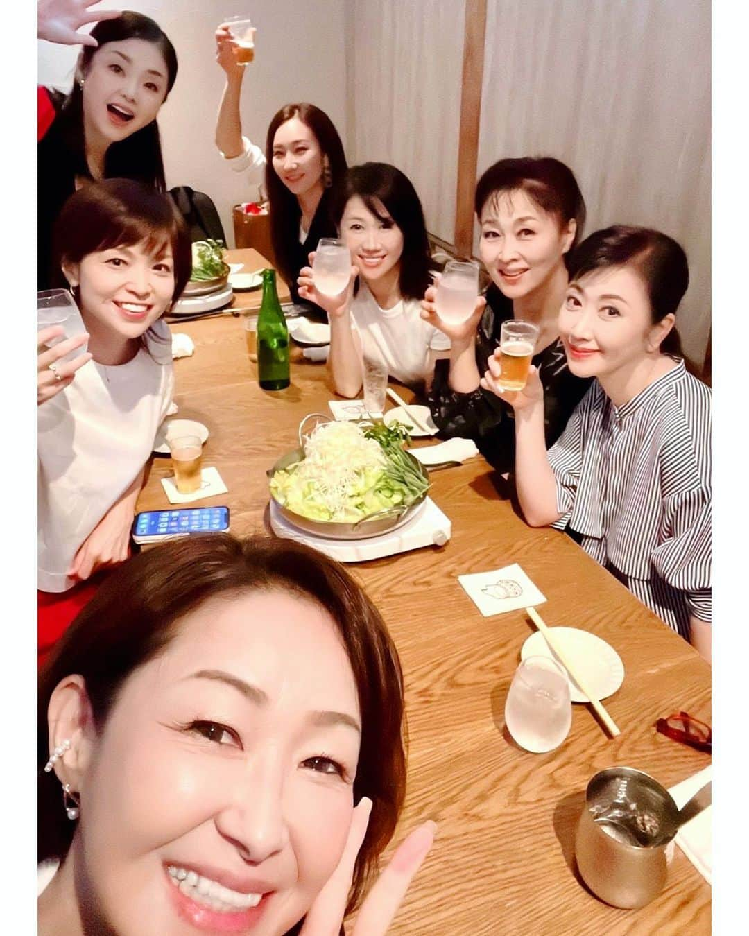 伍代夏子さんのインスタグラム写真 - (伍代夏子Instagram)「昨夜の宴会〜🥳 昨日、明治座に来てくれた美魔女たちは、その後卓球の練習しにウチへ…🏓 元気だな〜😄 当然そのあとは、水分補給デス🍻 写真はまどかさんの自撮りです🤳 #美魔女艶歌卓球部 #練習の後は #ミーティング #島津悦子 さん #石原詢子 さん #多岐川舞子 さん #大石まどか さん #みずき舞 さん #椎名佐千子 さん」9月4日 14時05分 - natsuko_godai_official