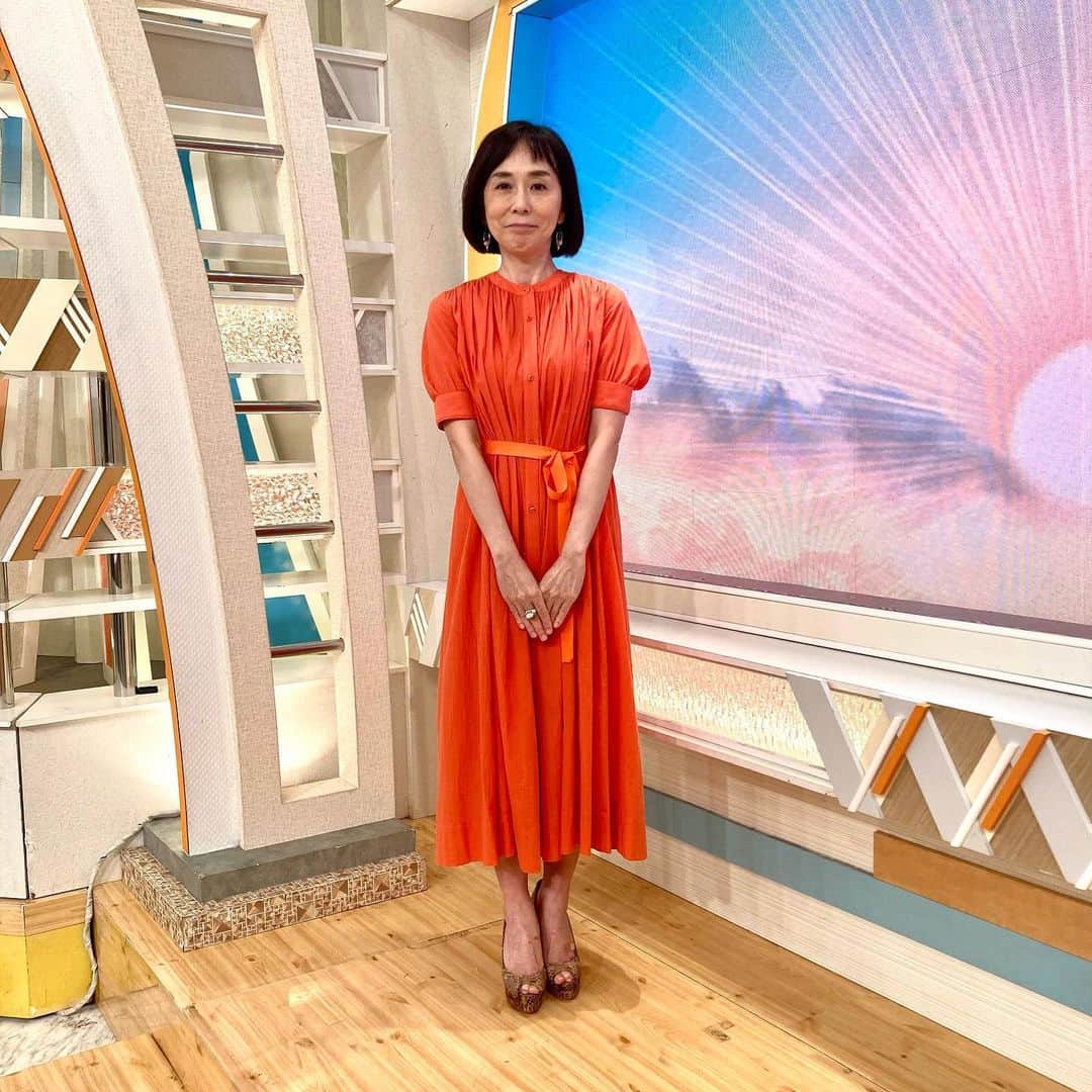 のインスタグラム：「本日も番組をご覧いただきありがとうございました✨  👗大下さんの衣装です💍 アクセサリー: ABISTE @abiste_official  今日の大下さんは鮮やかなオレンジ色のドレスです！🍊  明日も是非ご覧ください！！  #テレビ朝日ワイドスクランブル#大下容子ワイドスクランブル#ワイドスクランブル#アナウンサー#衣装#大下容子#今日の大下さん#ABISTE#衣装協力」