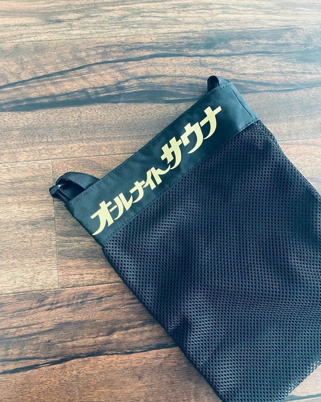 渡邊りつさんのインスタグラム写真 - (渡邊りつInstagram)「🆕 bag  黒地にイエローロゴのお洒落なデザインにメッシュなので、中身が分かりやすく入れるもので個性がだせる。サウナに行く際のワンポイントファッションに◎  @tokio_sauvenir」9月4日 13時59分 - w.rw.r