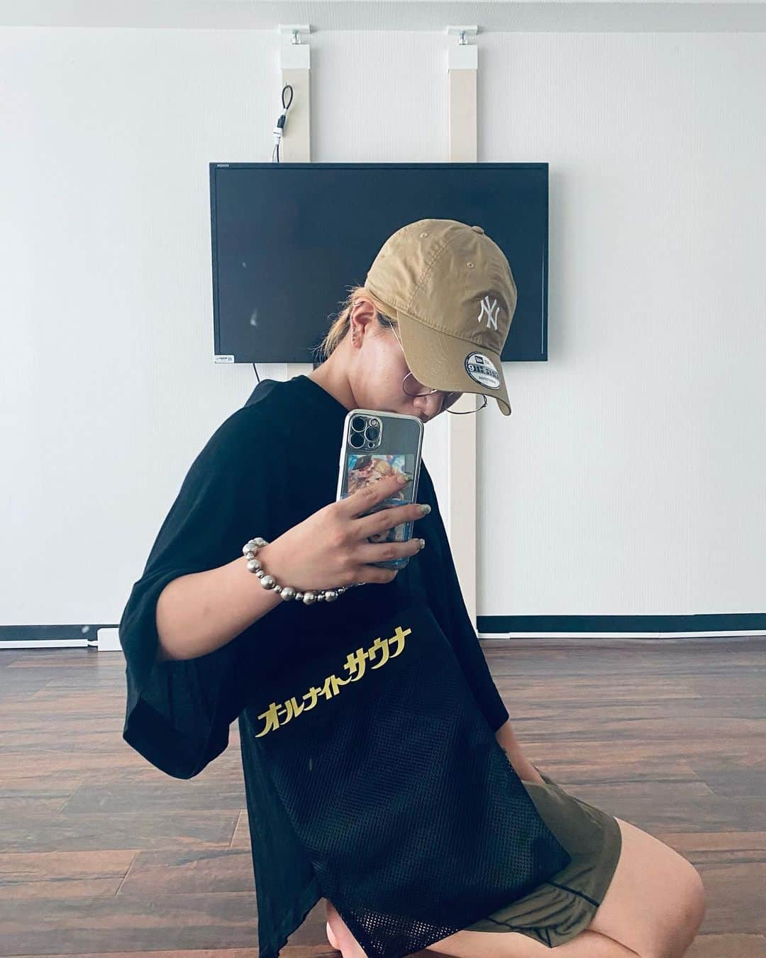 渡邊りつさんのインスタグラム写真 - (渡邊りつInstagram)「🆕 bag  黒地にイエローロゴのお洒落なデザインにメッシュなので、中身が分かりやすく入れるもので個性がだせる。サウナに行く際のワンポイントファッションに◎  @tokio_sauvenir」9月4日 13時59分 - w.rw.r