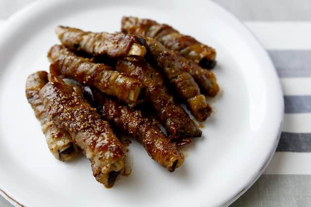 暮らし上手のインスタグラム：「今日の晩ごはんに『ナスの肉巻き焼き』はいかがですか？  石原洋子さんの『ナスの肉巻き焼き』は、豚肉の旨味を吸ったナスが美味。豚から出る脂で焼いて、外はカリっと中はふっくら軟らかく仕上げます。後から加えるニンニクの香りが食欲を刺激！　ご飯がすすむひと品です。  ------------------------------ 調理時間：20分（時短）  材料 （ 2人分 ） ナス …３本（300ｇ） 豚バラ薄切り肉 …200ｇ（12枚） ニンニク（すりおろし） …少々 A 醤油 …大さじ1と1/2 酒 …大さじ1/2 砂糖 …大さじ１ すりごま …大さじ1/2  ------------------------------  レシピの詳細はプロフィールリンクから！  #Kurashi #暮らし上手 #晩ごはん #レシピ #簡単レシピ #ナス  #豚バラ薄切り肉 #ニンニク」